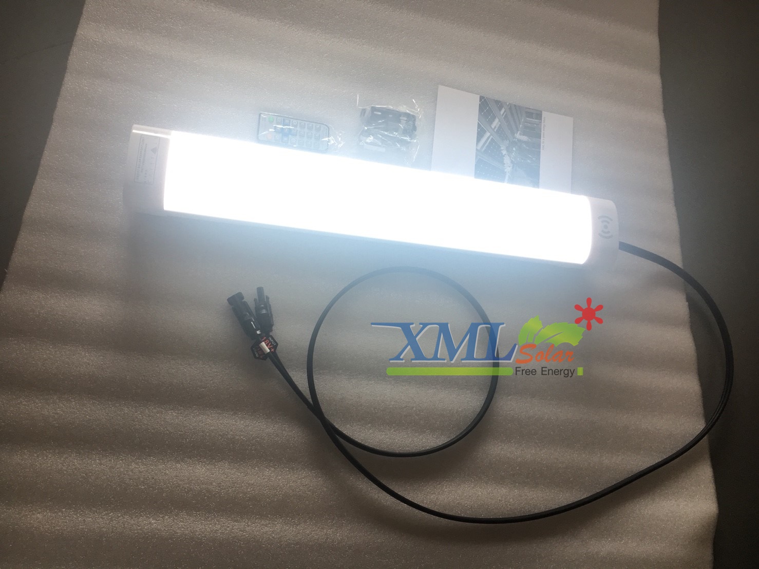 ชุดไฟหลอดยาวโซล่าเซลล์ 30 Watt Monocrystalline (แสง ขาว)