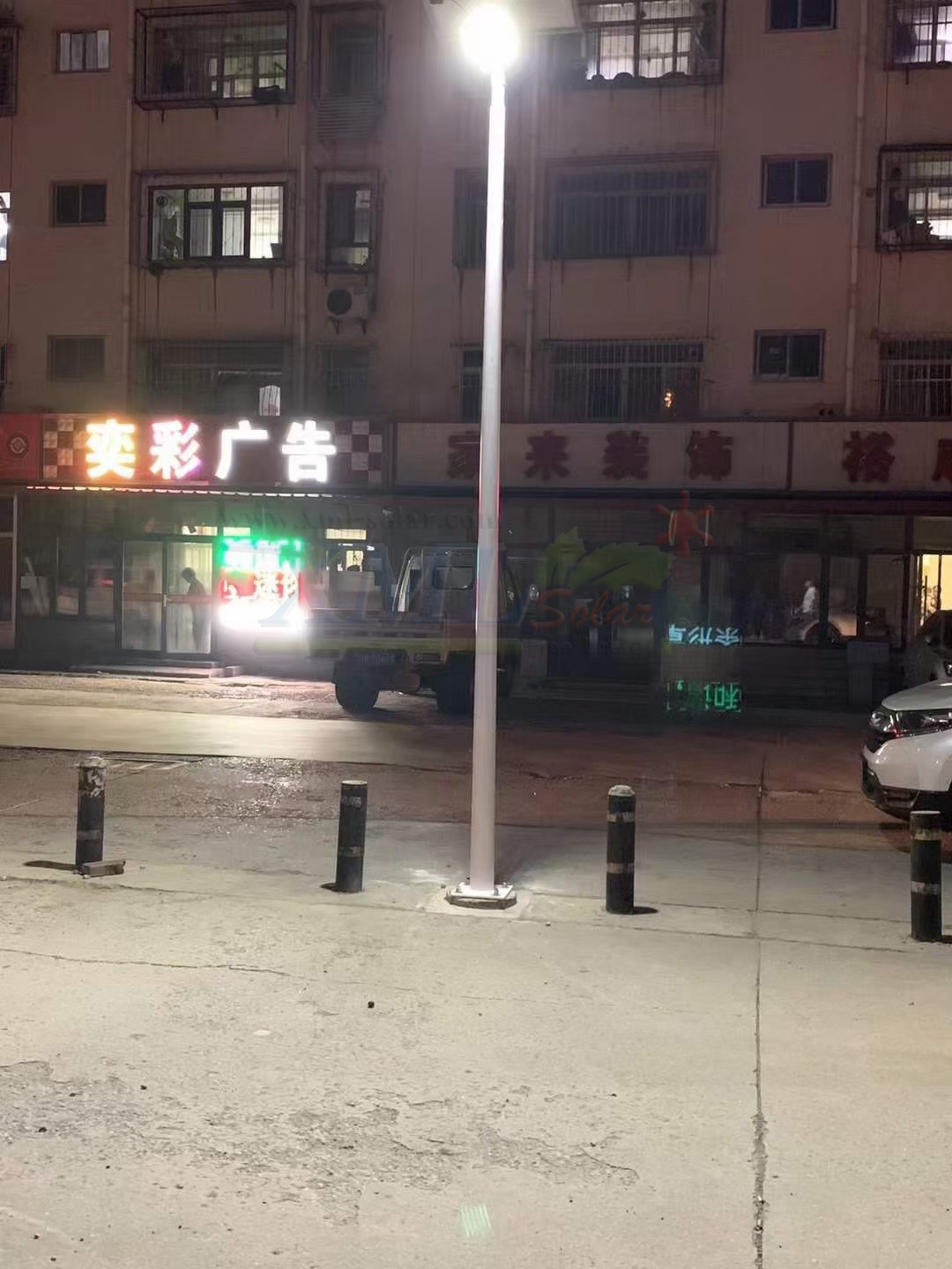 โคมไฟถนนโซล่าเซลล์อัจฉริยะ (รุ่น 9,000Lumens + แผง 100 W) (แสง : ขาว)