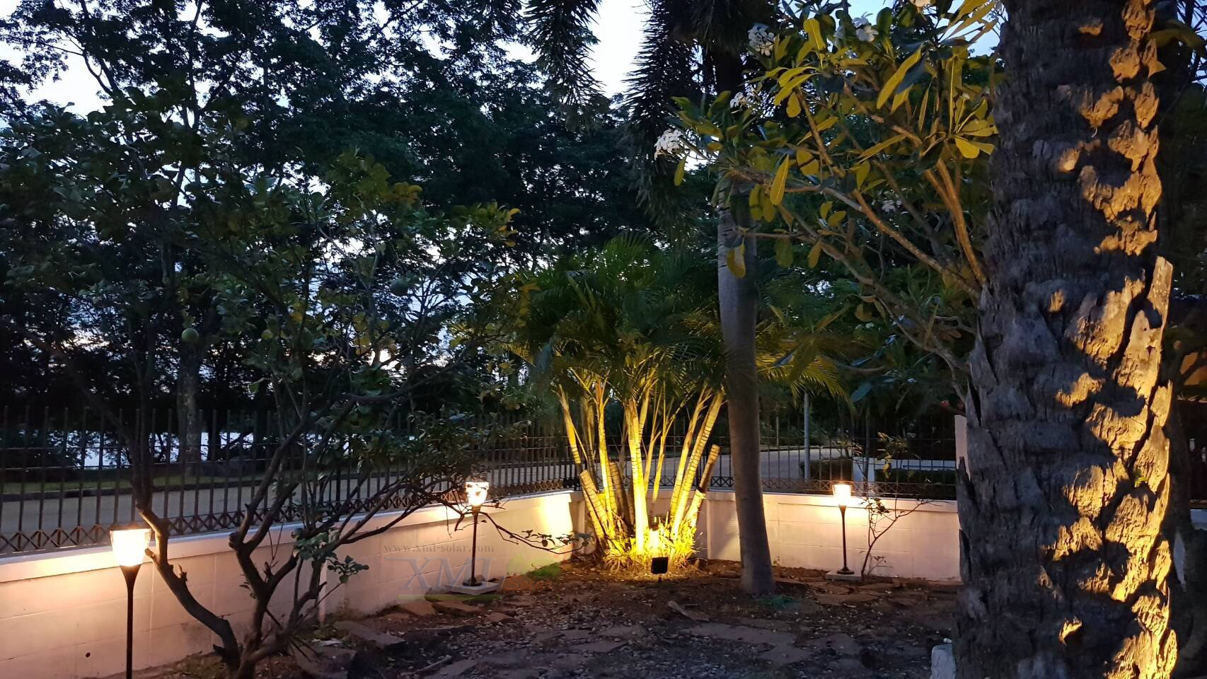 ไฟตั้งพื้นสนามโซล่าเซลล์ ทรงถ้วย (เเสง : เหลืองวอมไวท์)(1 แถม 1)