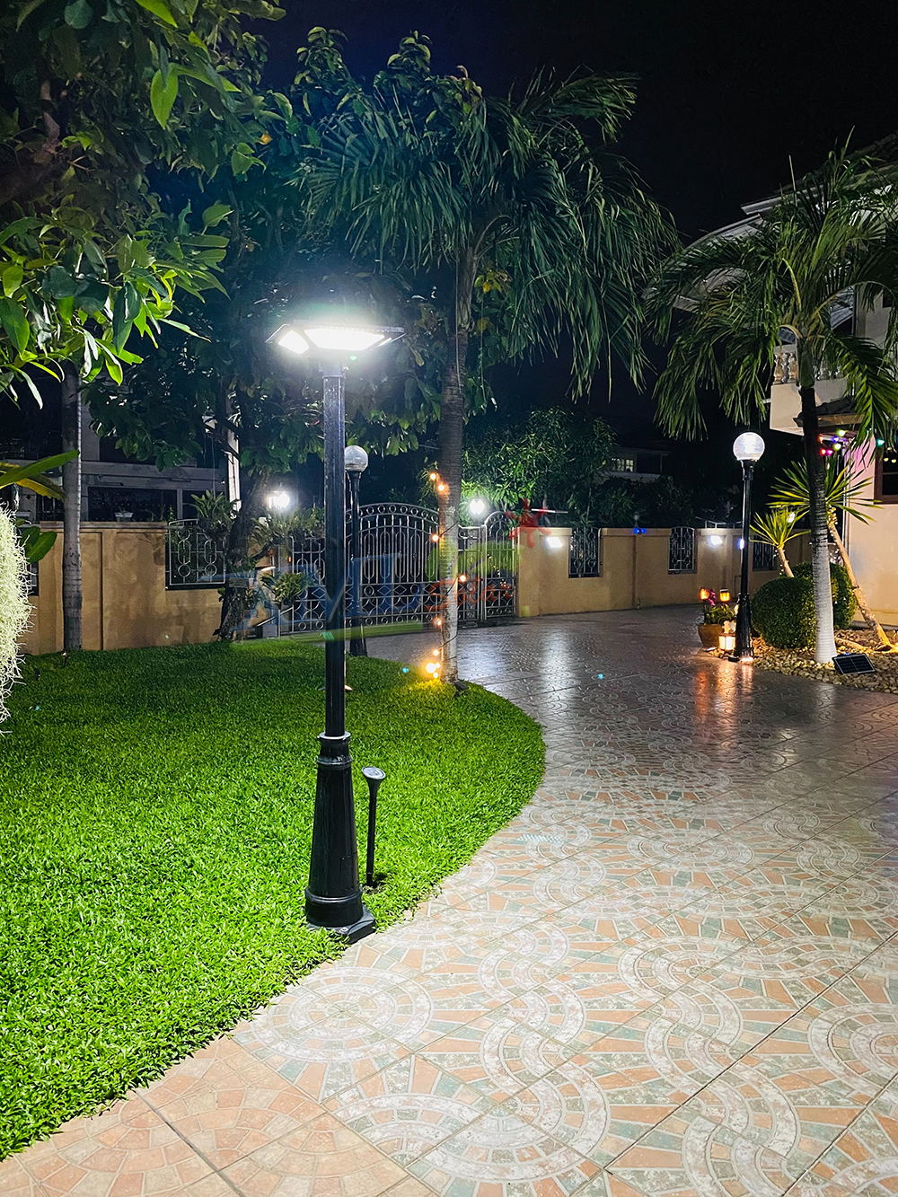 ชุดเสาพร้อมโคม SET B (โคมไฟโซล่าเซลล์ UFO SLT28-300W + เสาเหล็กดำสูง 2.82 เมตร)(แสงขาว)