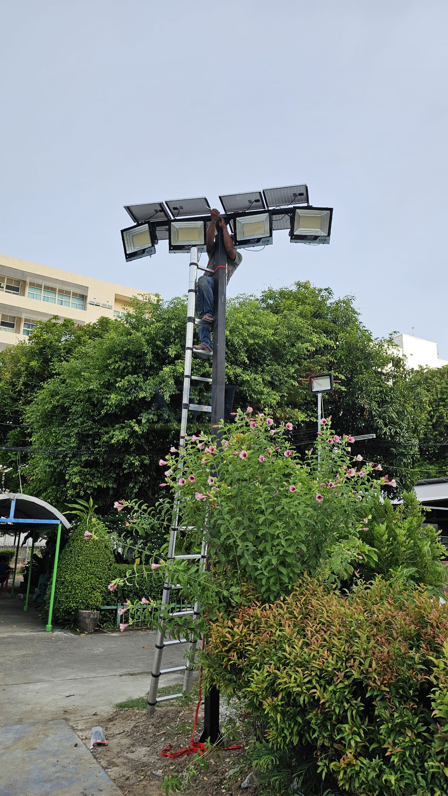 ไฟสปอตไลท์โซล่าเซลล์ 500 Watt กล่องสีน้ำตาล (เปิดได้ 3 แสง)