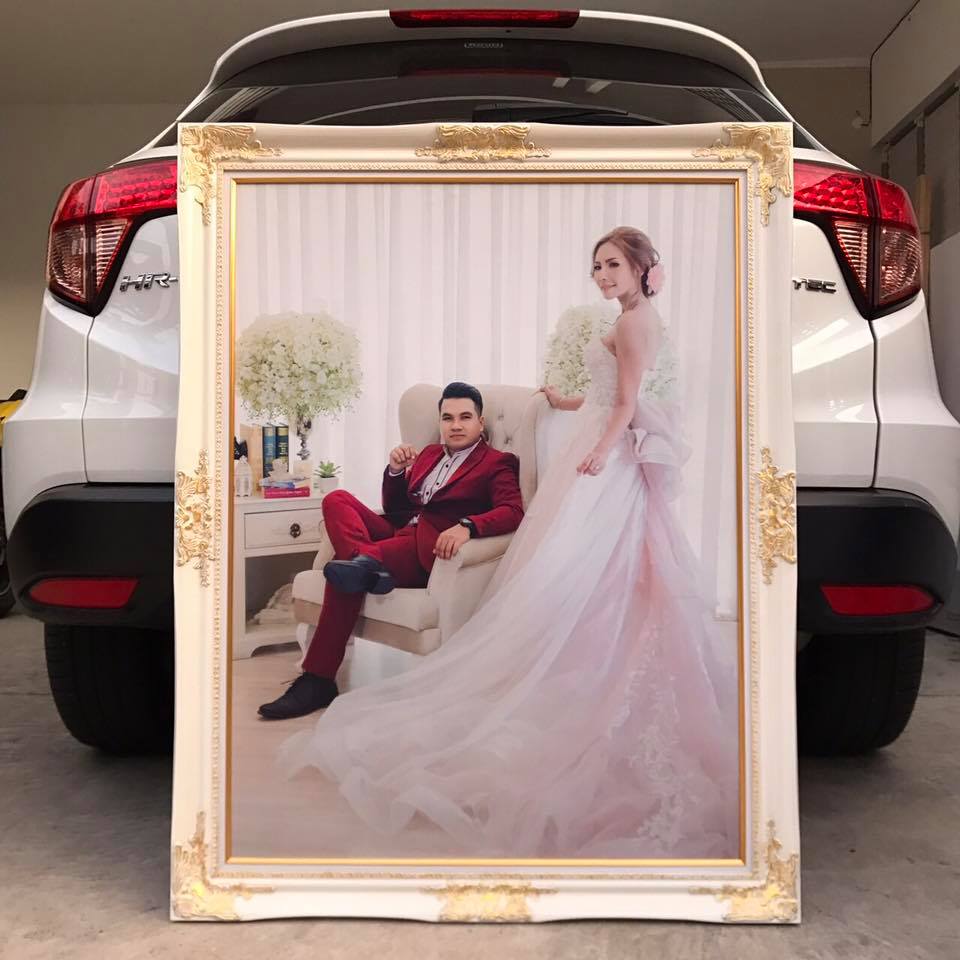 กรอบหลุยส์ไม้เทียม 30x40 สีขาวปัดทอง รวมอัดเคลือบภาพ