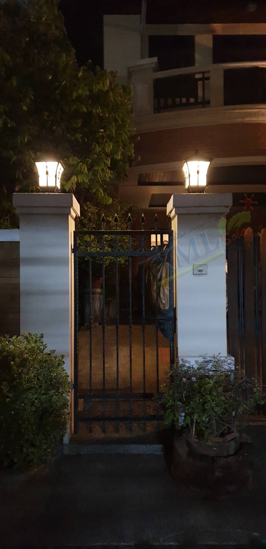 โคมไฟหัวเสาโซล่าเซลล์ + AC ทรง Grand เเบบที่ 2 (สีดำ) (เเสง : ขาว + เหลืองวอมไวท์) (45 cm.)