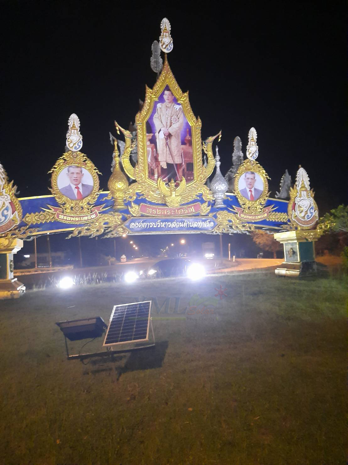 ไฟสปอตไลท์โซล่าเซลล์ 300 Watt กล่องสีน้ำตาล (เปิดได้ 3 แสง)