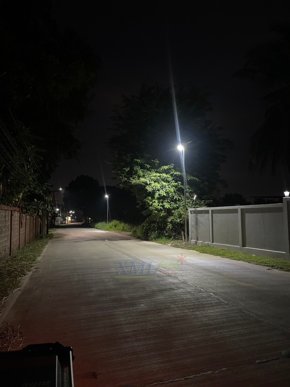 โคมไฟถนนโซล่าเซลล์อัจฉริยะ (รุ่น 9,000Lumens + แผง 100 W) (แสง : ขาว)