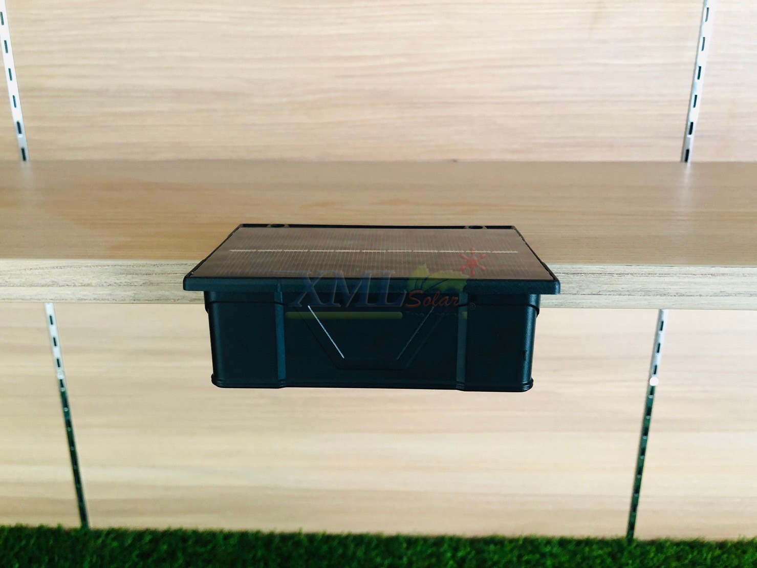 ไฟผนังโซล่าเซลล์ติดสันกำเเพง 2 LED (เเสง : เหลืองวอมไวท์) (1 เเถม 1)