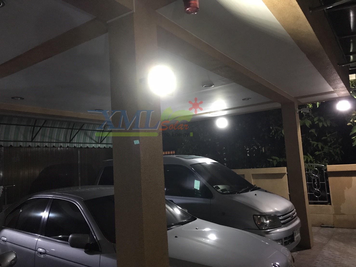 ไฟสปอตไลท์โซล่าเซลล์ 30 Watt กล่องสีน้ำตาล (เปิดได้ 3 แสง)