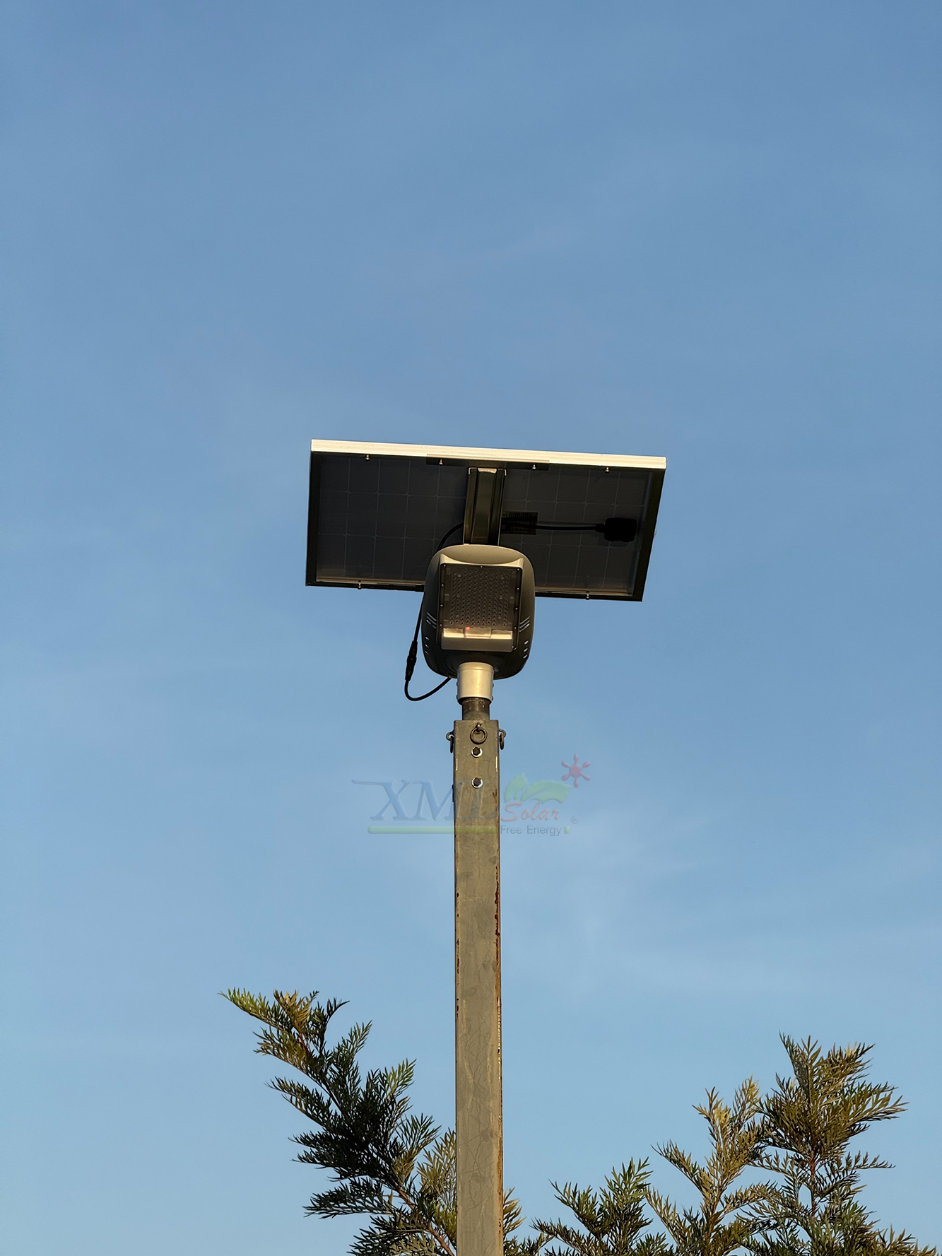 โคมไฟถนนโซล่าเซลล์อัจฉริยะ (รุ่น 6,300Lumens + แผง 80 W) (แสง : ขาว)