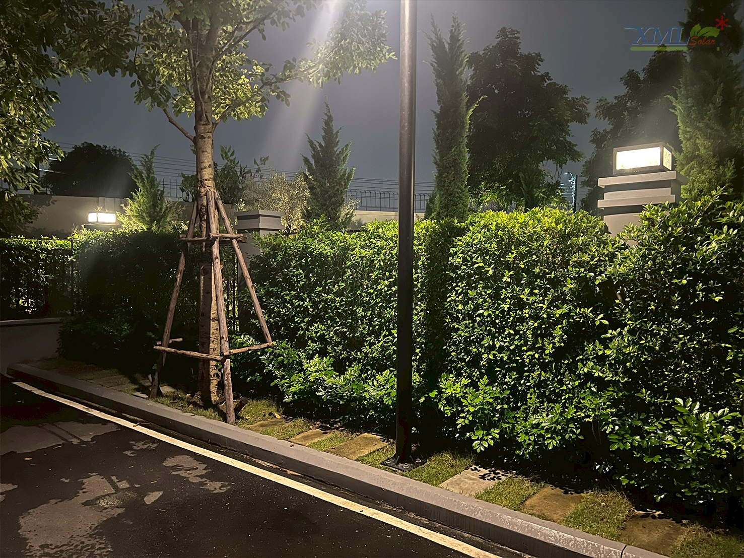 โคมไฟหัวเสาโซล่าเซลล์ ทรงสี่เหลี่ยม รุ่น TZ-3645-L ไซส์ใหญ่ (เปิดได้ 2 แสง)