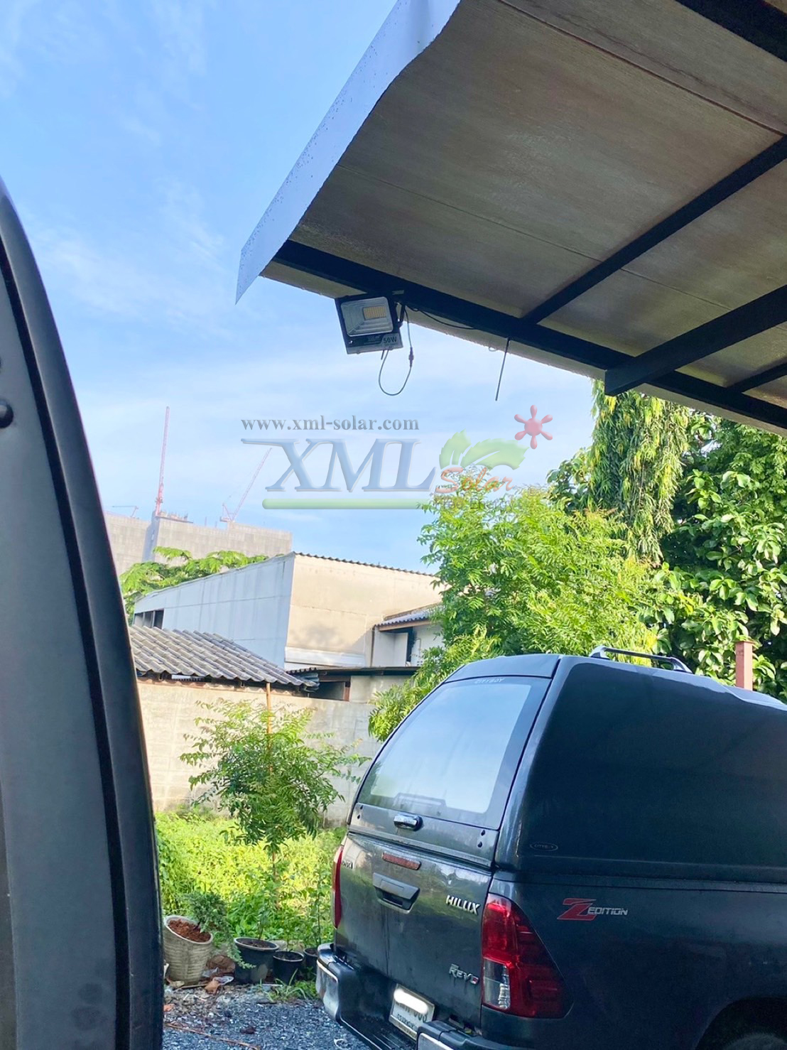 ไฟสปอตไลท์โซล่าเซลล์ 50 Watt กล่องสีน้ำตาล (เปิดได้ 3 แสง)