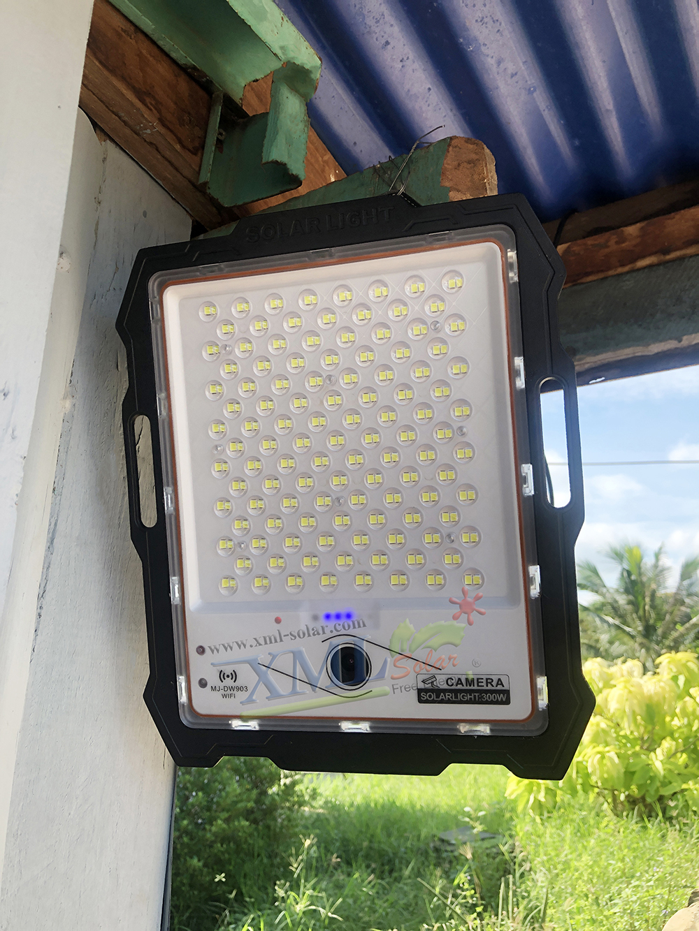 ไฟสปอตไลท์โซล่าเซลล์ 300 W. รุ่น Smart IOT With CCTV Camera (เเสง : ขาว)