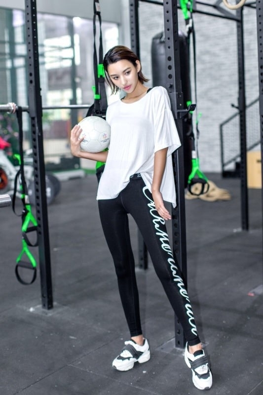 เสื้อยืดสปอร์ตแขนสั้น ใส่คลุมทับกับสปอร์ตบราหรือจะใส่กับบราโชว์สายด้านหลังก็ได้ ฟรีไซส์ สีขาว ราคาส่ง 3 ชิ้นคละแบบได้ ตัวละ 200 บาท