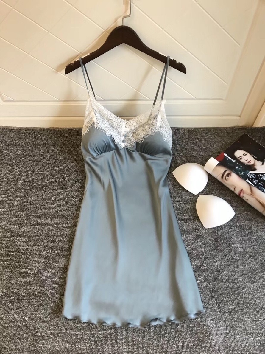 ชุดนอนเดรส สายเดี่ยวผ้าซาติน ใส่สบาย ระบายลูกไม้ขาว เนื้อนิ่ม ไม่คัน มีฟองน้ำถอดออกได้ ฟรีไซส์ มี 5 สี ราคาส่ง 3 ชิ้น คละแบบได้ ชุดละ 250 บาท