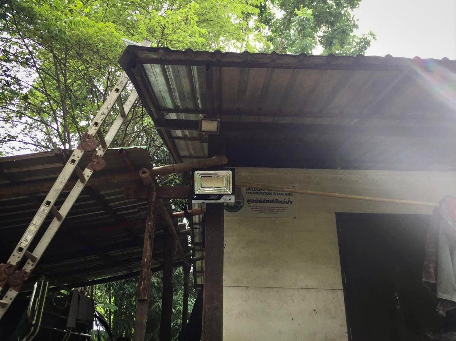 ไฟสปอตไลท์โซล่าเซลล์ 300 Watt กล่องสีน้ำตาล (เปิดได้ 3 แสง)