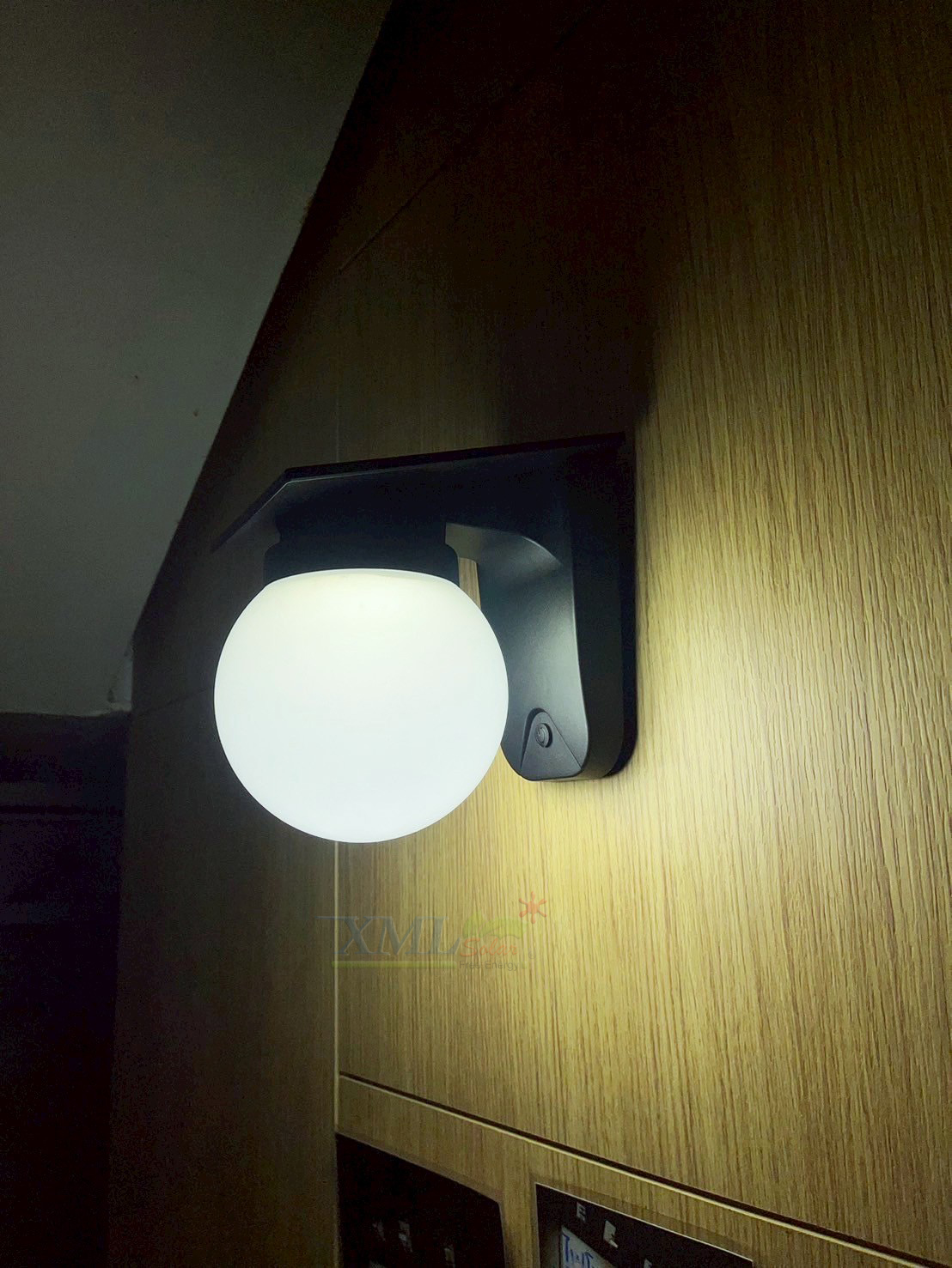 โคมไฟติดผนังโซล่าเซลล์ รุ่น MD-SOLAR-Q5001 (เปิดได้ 3 แสง)