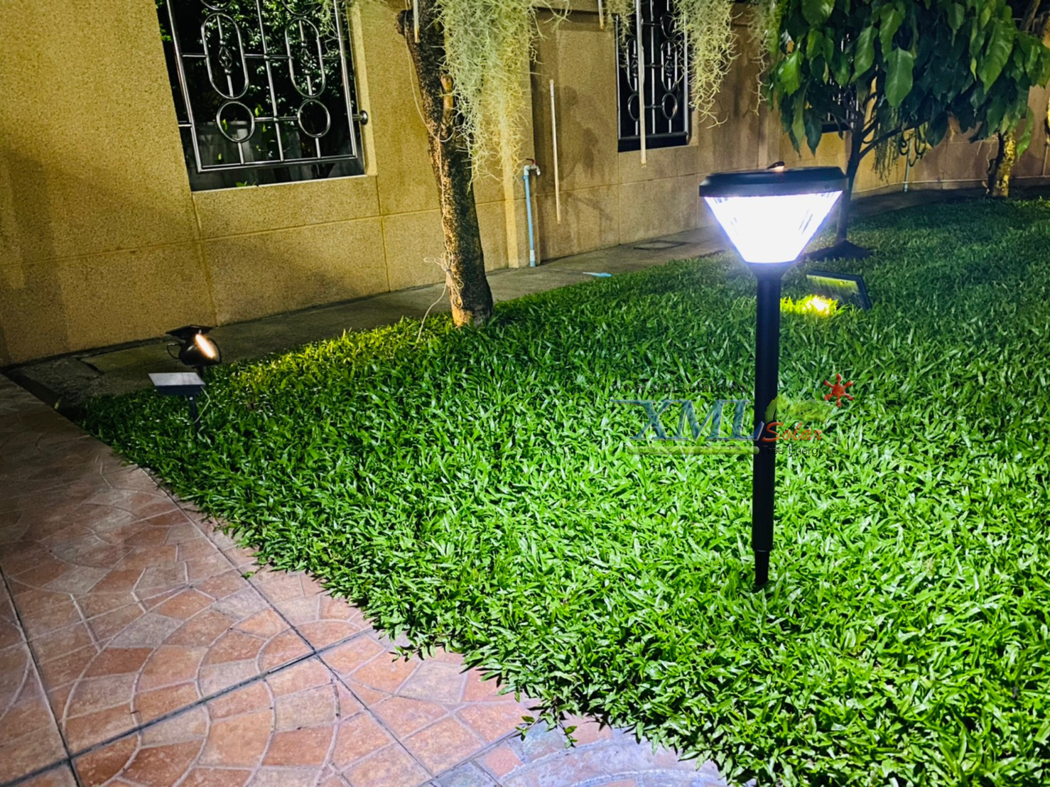 โคมไฟปักสนามโซล่าเซลล์ ทรงกรวย (แสง : ขาว)