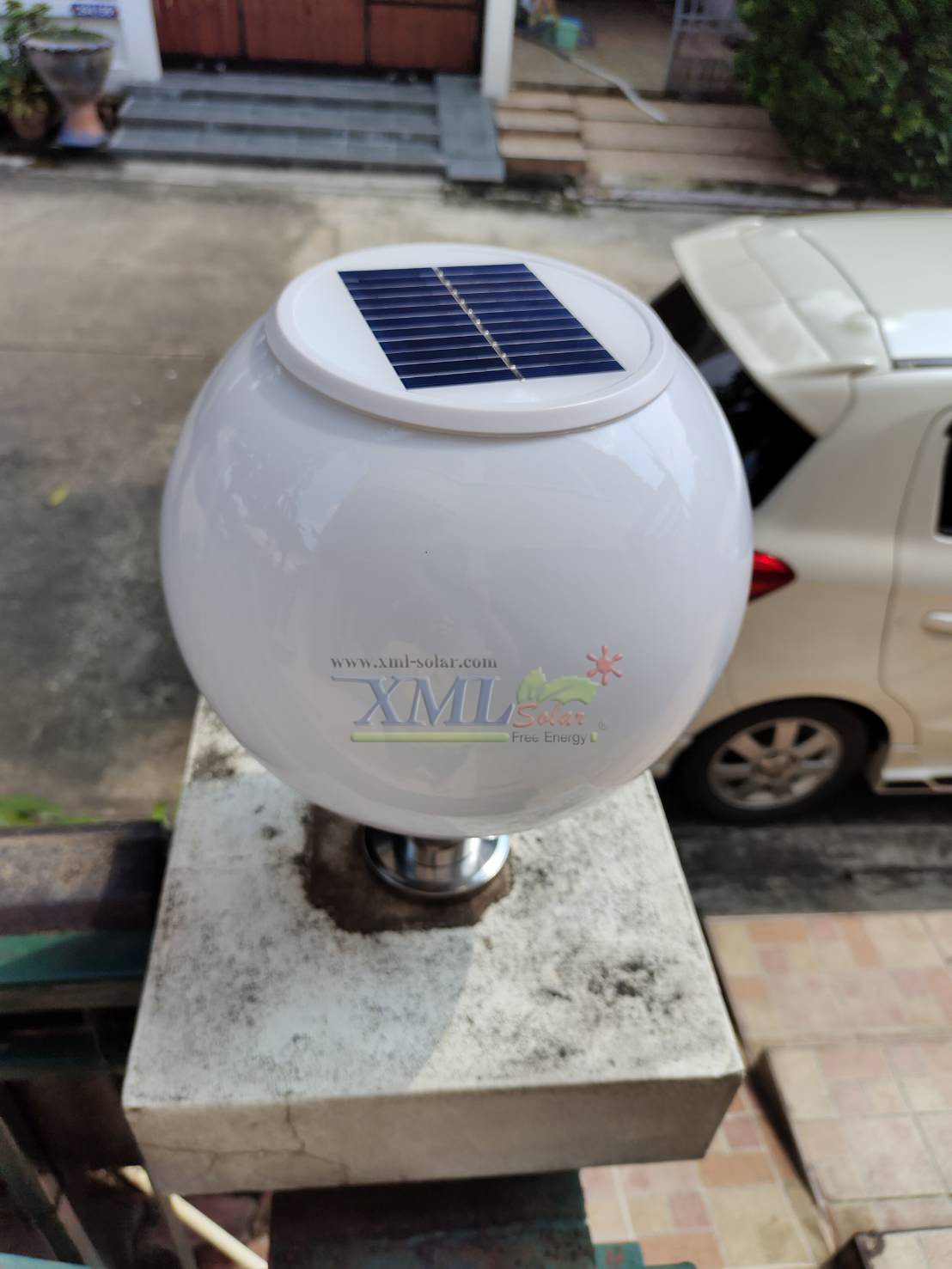 โคมไฟหัวเสาโซล่าเซลล์ ทรงกลมฐานสเเตนเลส (25 ซม.) + Remote (เปิดได้ 3 แสง)+AC