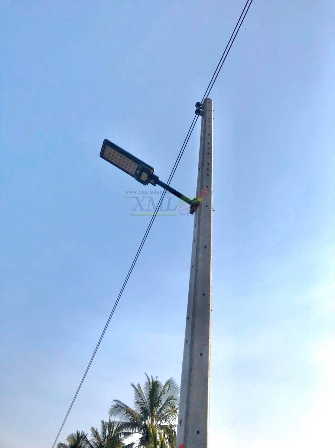 โคมไฟถนนโซล่าเซลล์ XML-Solar 300W (แสง : ขาว)(สว่างค้าง)