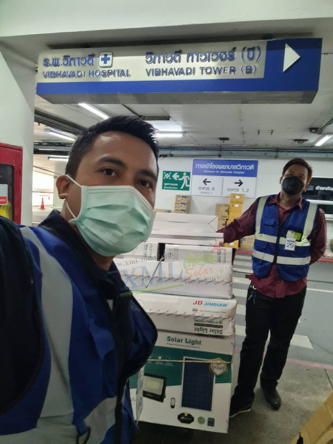 สปอร์ตไลท์โซล่าเซลล์ 1000 W. รุ่นใหม่ JD81000L (แสง : ขาว)