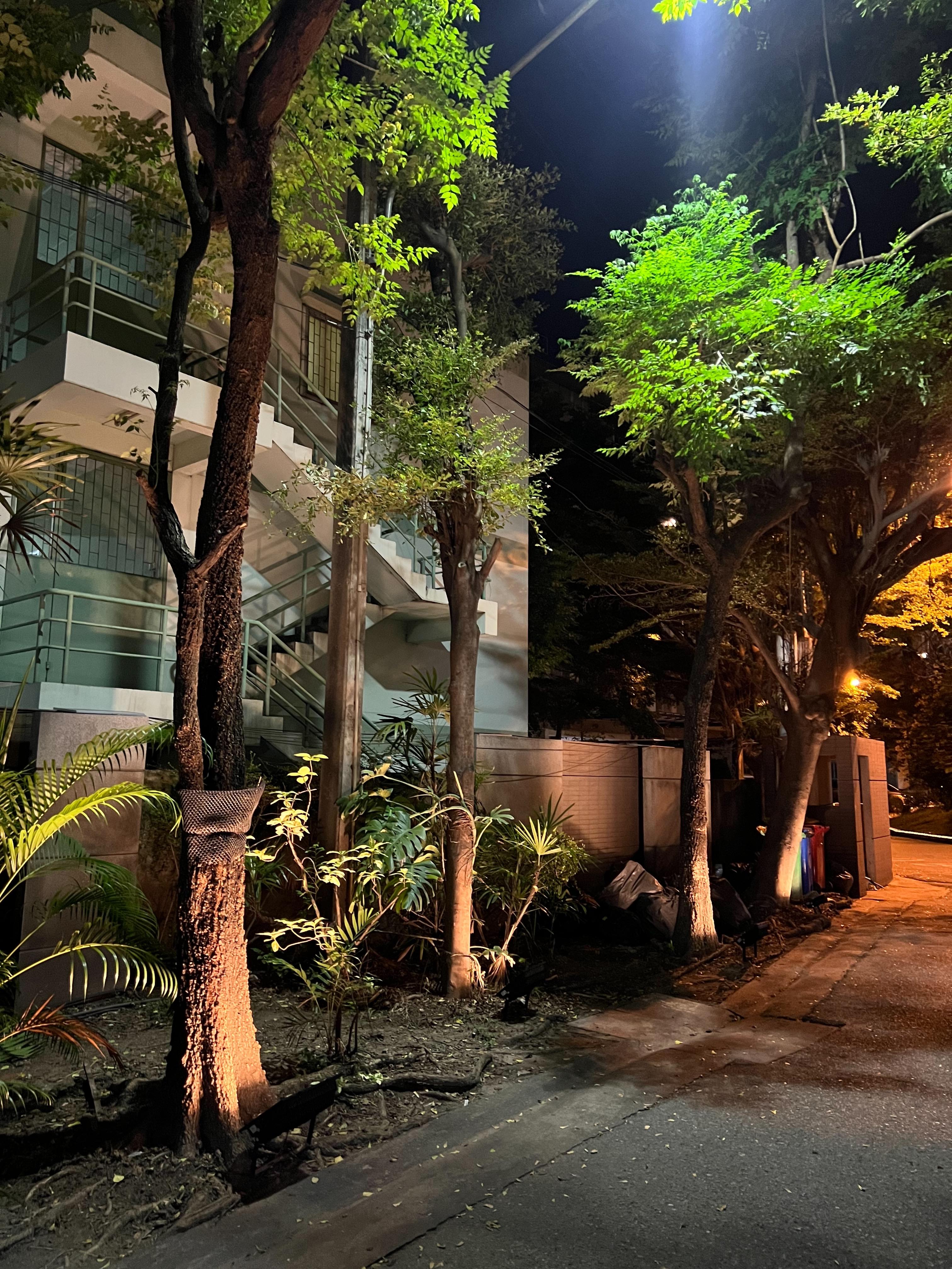 ไฟสปอตไลท์โซล่าเซลล์ 200 Watt กล่องสีน้ำตาล (เปิดได้ 3 แสง)