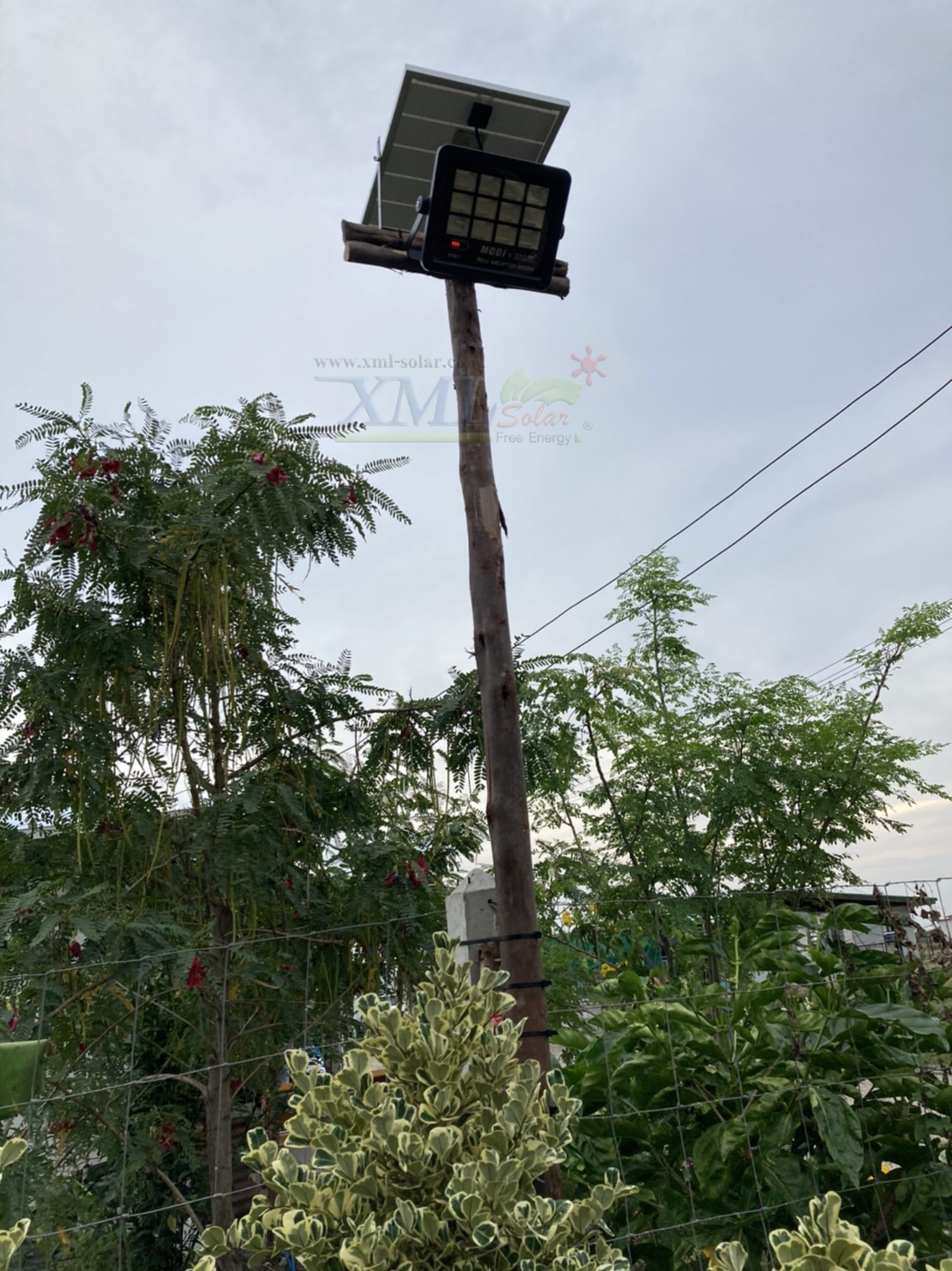 ไฟสปอตไลท์โซล่าเซลล์ 200 W. รุ่น Modi x XML ไซต์ใหญ่ (เเสง : ขาว)