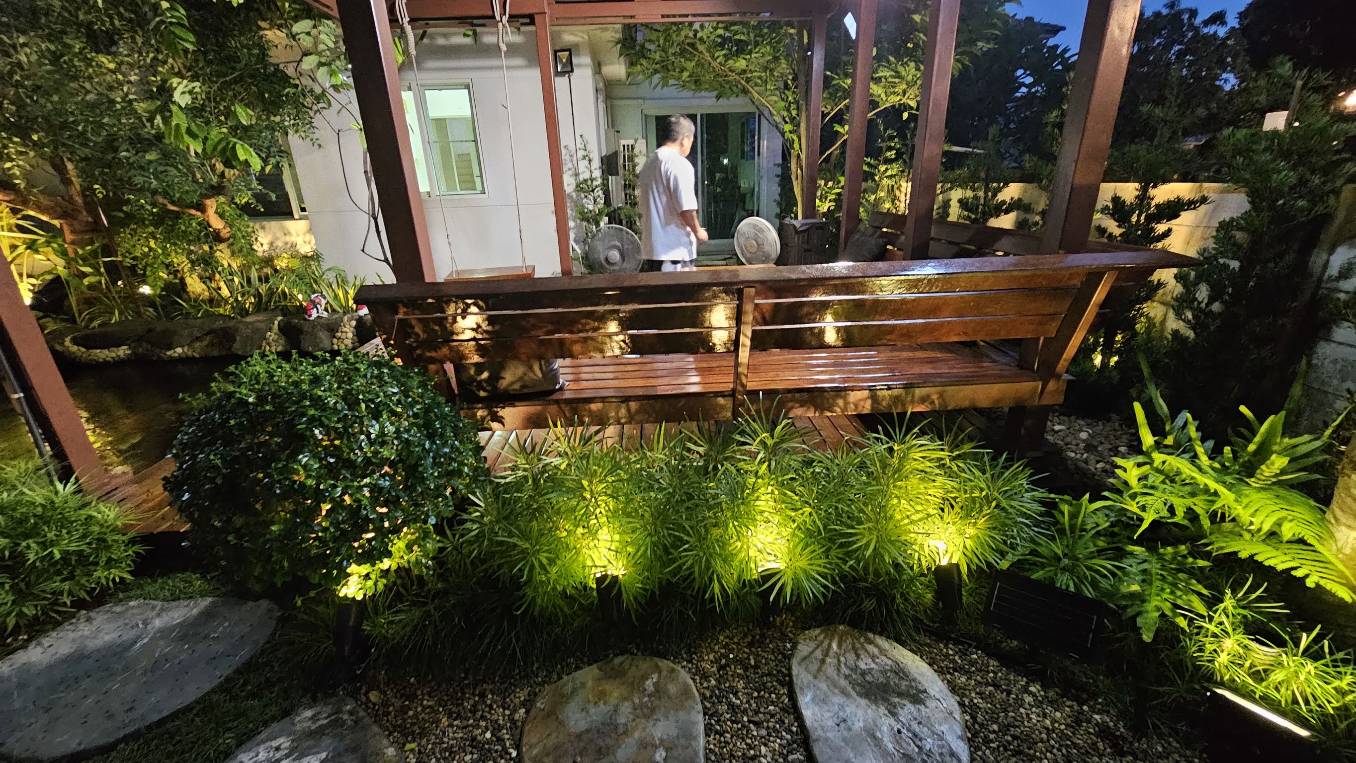 โคมไฟปักสนามโซล่าเซลล์ แพ็ค 4 ดวง รุ่น MD-SSL88 (แสง : เหลืองวอมไวท์)