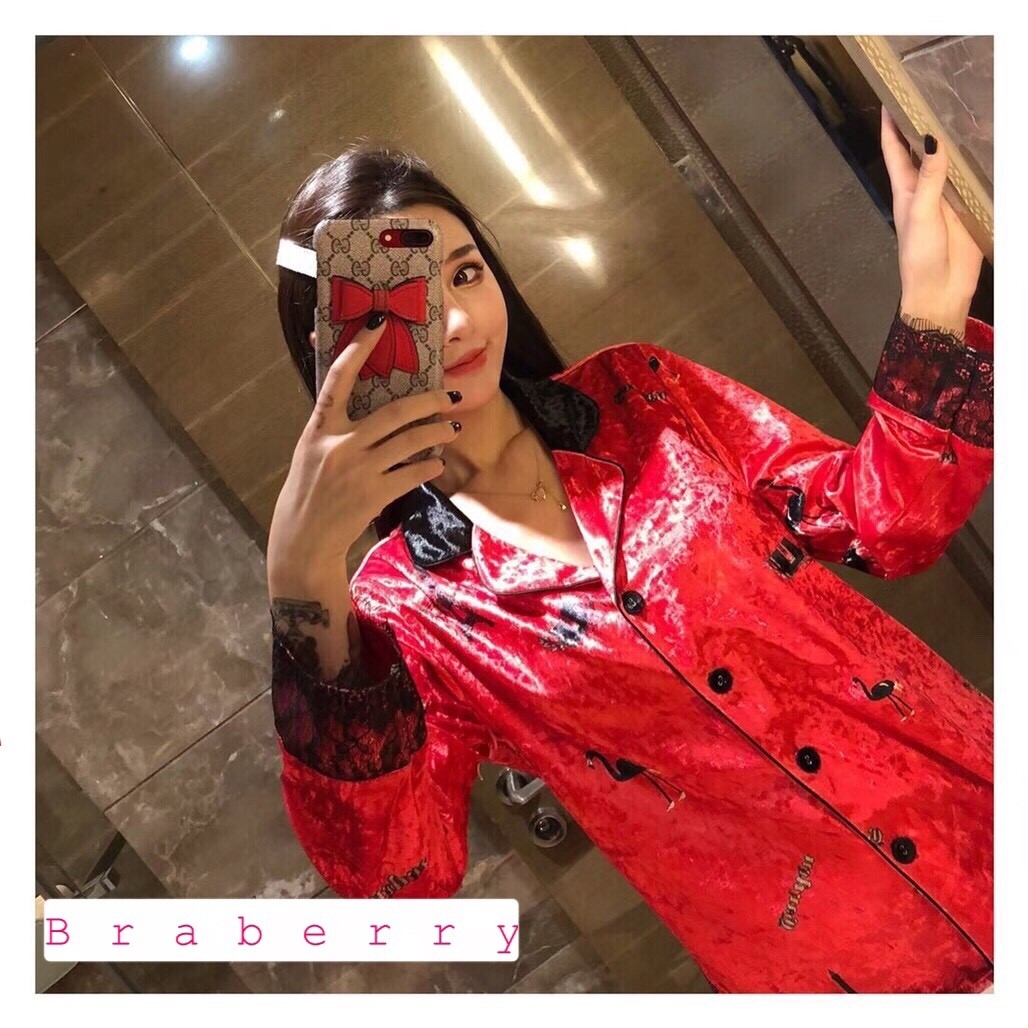 ชุดนอนกำมะหยี่ เนื้อนุ่มพริ้วบางเบา สวมใส่สบายไม่คัน ดีไซน์เรียบหรูซ่อนหวาน ใสนอนก็ได้หรือจะใส่เที่ียวก็ดูดี สั่งสินค้าครบ3ชิ้นคละแบบได้ ชุดละ 990 บาท