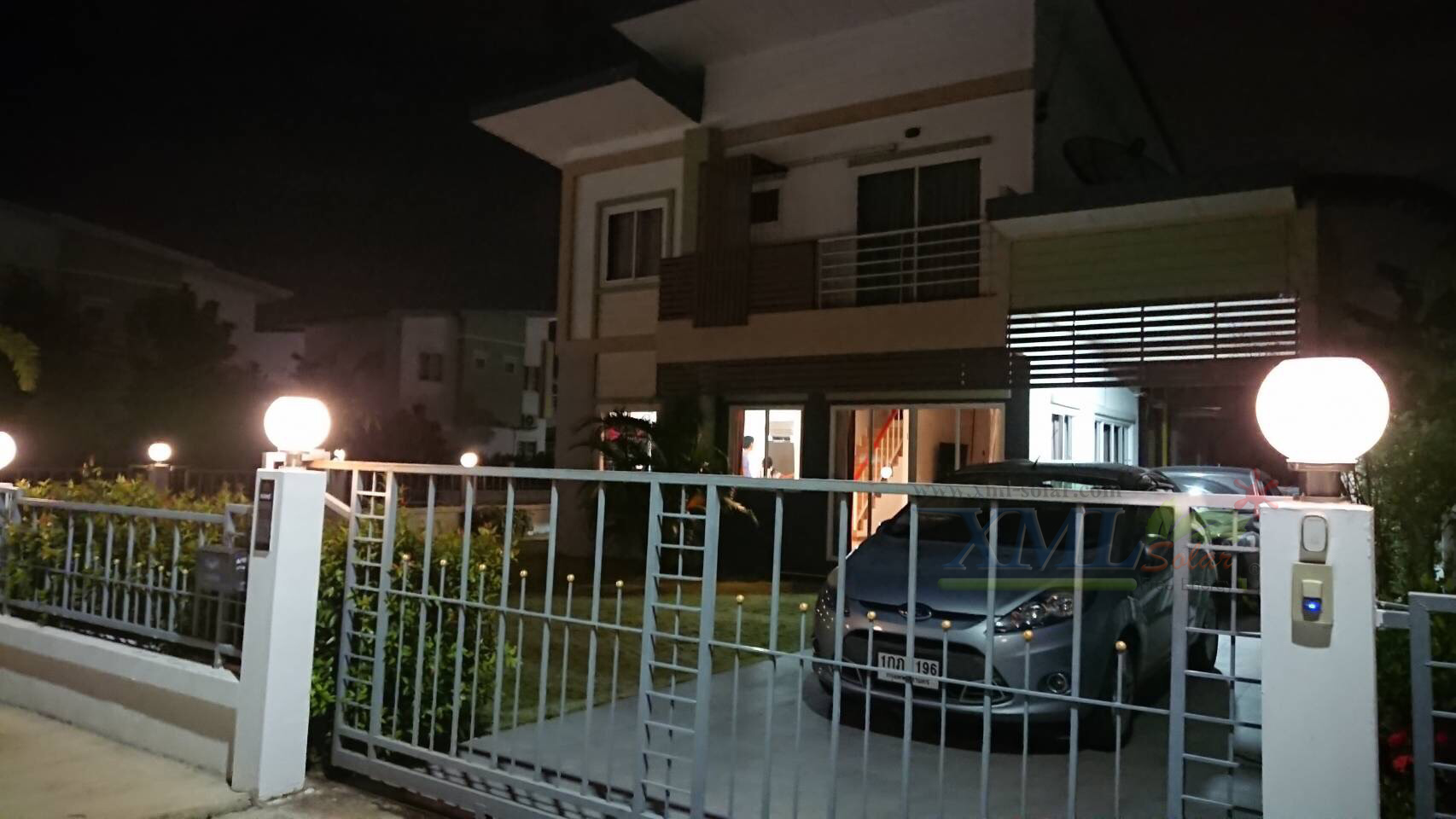 โคมไฟหัวเสาโซล่าเซลล์ ทรงกลมฐานสเเตนเลส (25 ซม.) + Remote (เปิดได้ 3 แสง)+AC