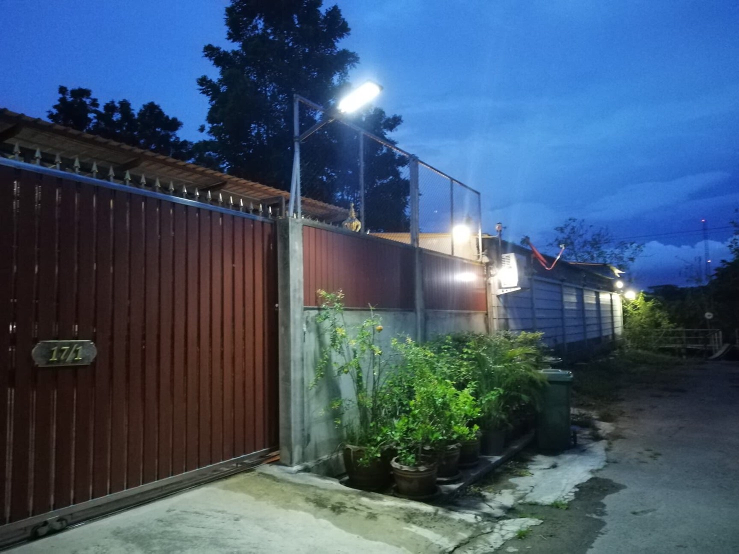 โคมไฟถนนโซล่าเซลล์ XML-Solar 300W (แสง : ขาว)(สว่างค้าง)