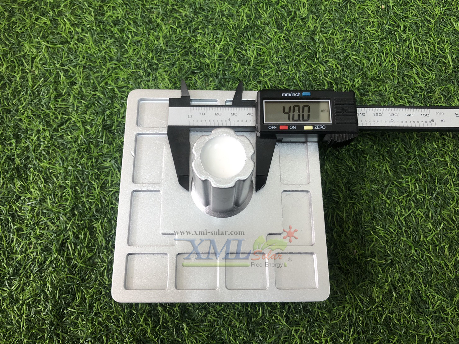 ไฟหมุดถนนโซล่าเซลล์ 6 LED Premium IP68 รุ่น มีเดือย (เเสง : เหลืองกระพริบ)