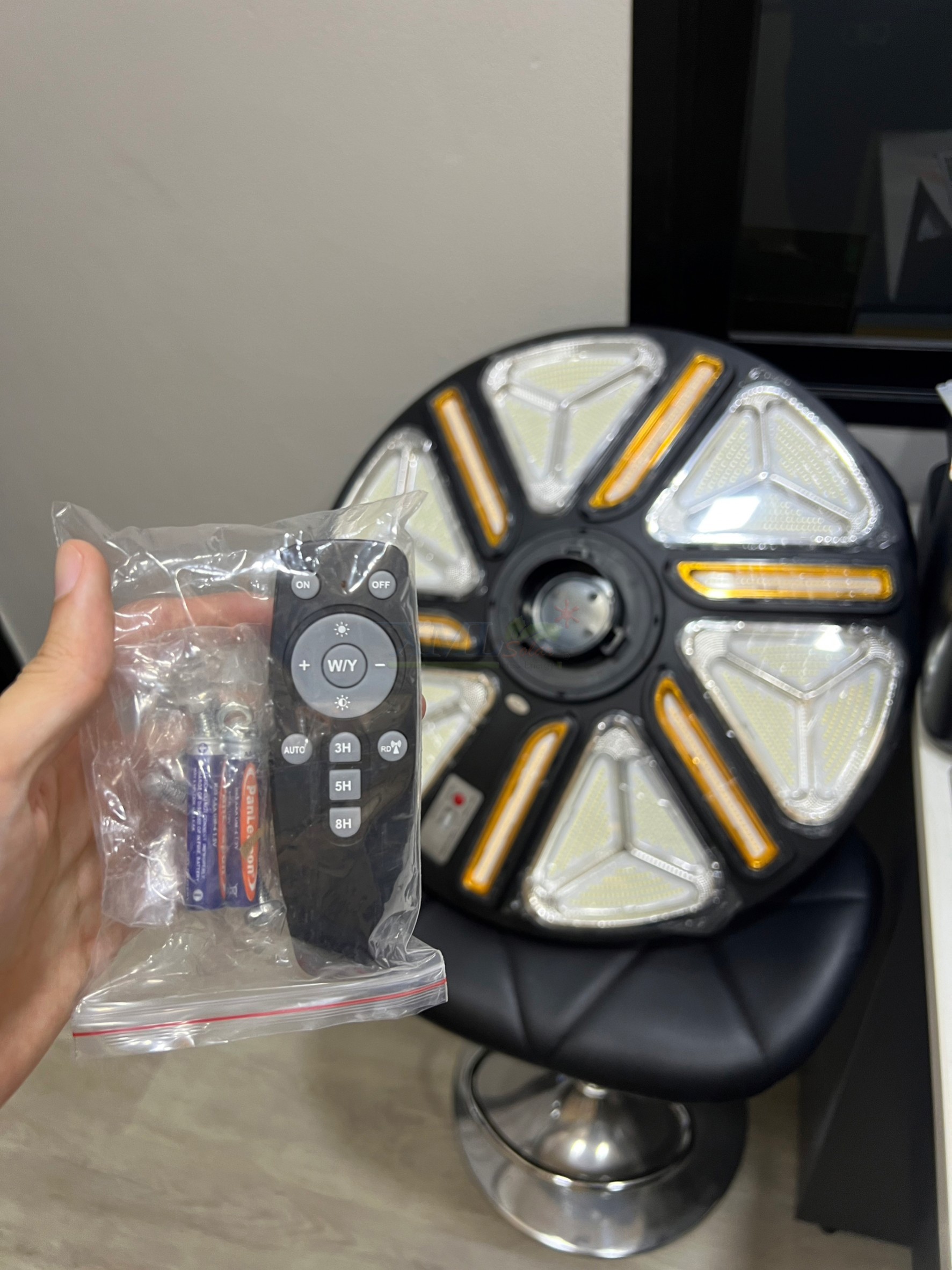 โคมไฟถนนโซล่าเซลล์ UFO ทรงกลมแถบเหลือง รุ่น MODI x XML 300W + Motion Sensor (แสง : ขาว)