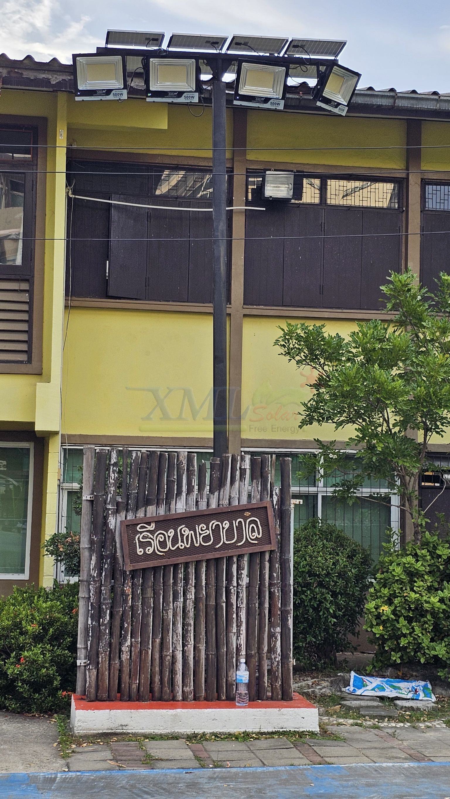 ไฟสปอตไลท์โซล่าเซลล์ 500 Watt กล่องสีน้ำตาล (เปิดได้ 3 แสง)