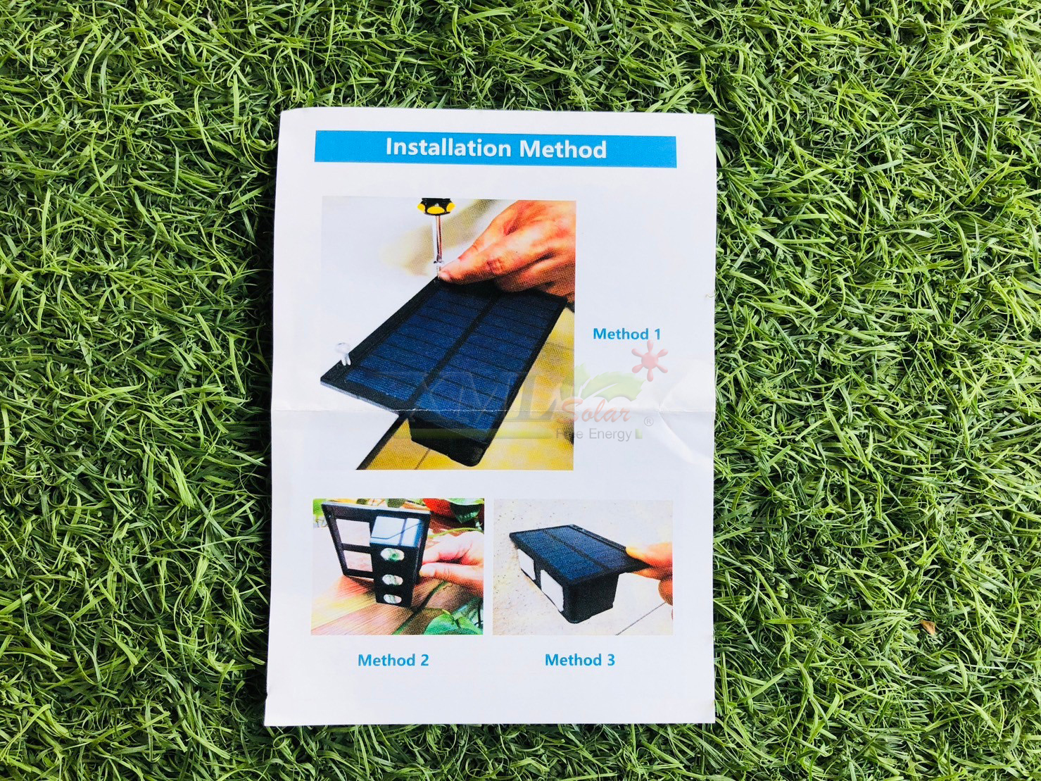 ไฟผนังโซล่าเซลล์ติดสันกำเเพง 2 LED (เเสง : เหลืองวอมไวท์) (1 เเถม 1)