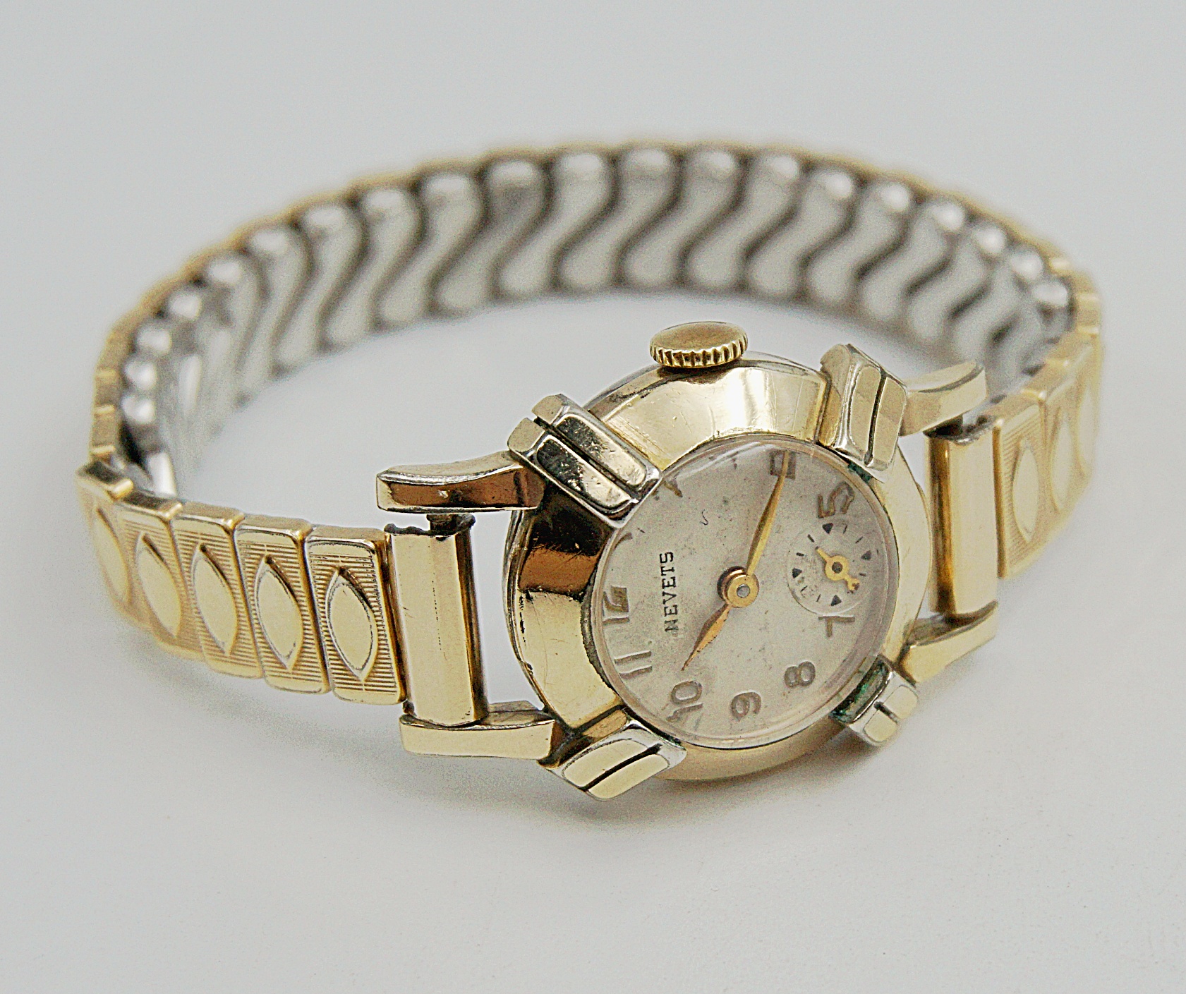 นาฬิกาเก่า NEVETS ไขลานสองเข็มครึ่ง (นาฬิกาผู้หญิง)