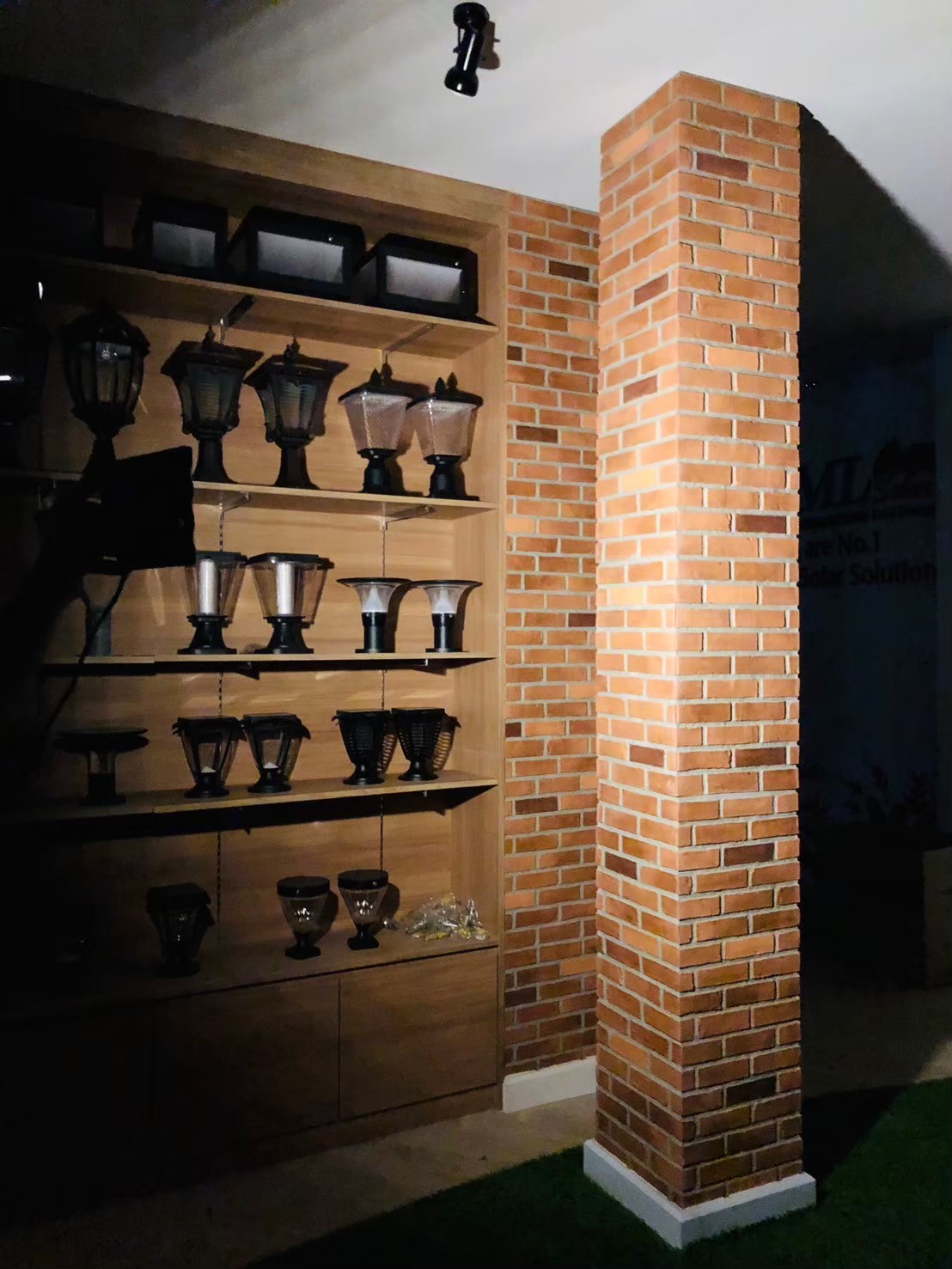 ไฟสปอตไลท์โซล่าเซลล์ 20 W รุ่น MD-PT08 (เเสง : เหลืองวอมไวท์)