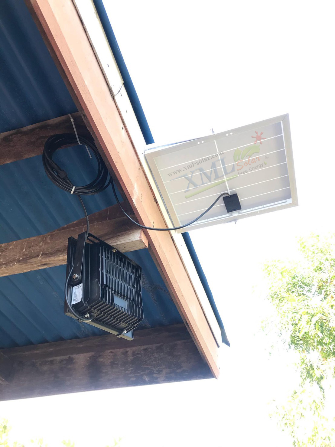 ไฟสปอตไลท์โซล่าเซลล์ 50 Watt กล่องสีน้ำตาล (เปิดได้ 3 แสง)