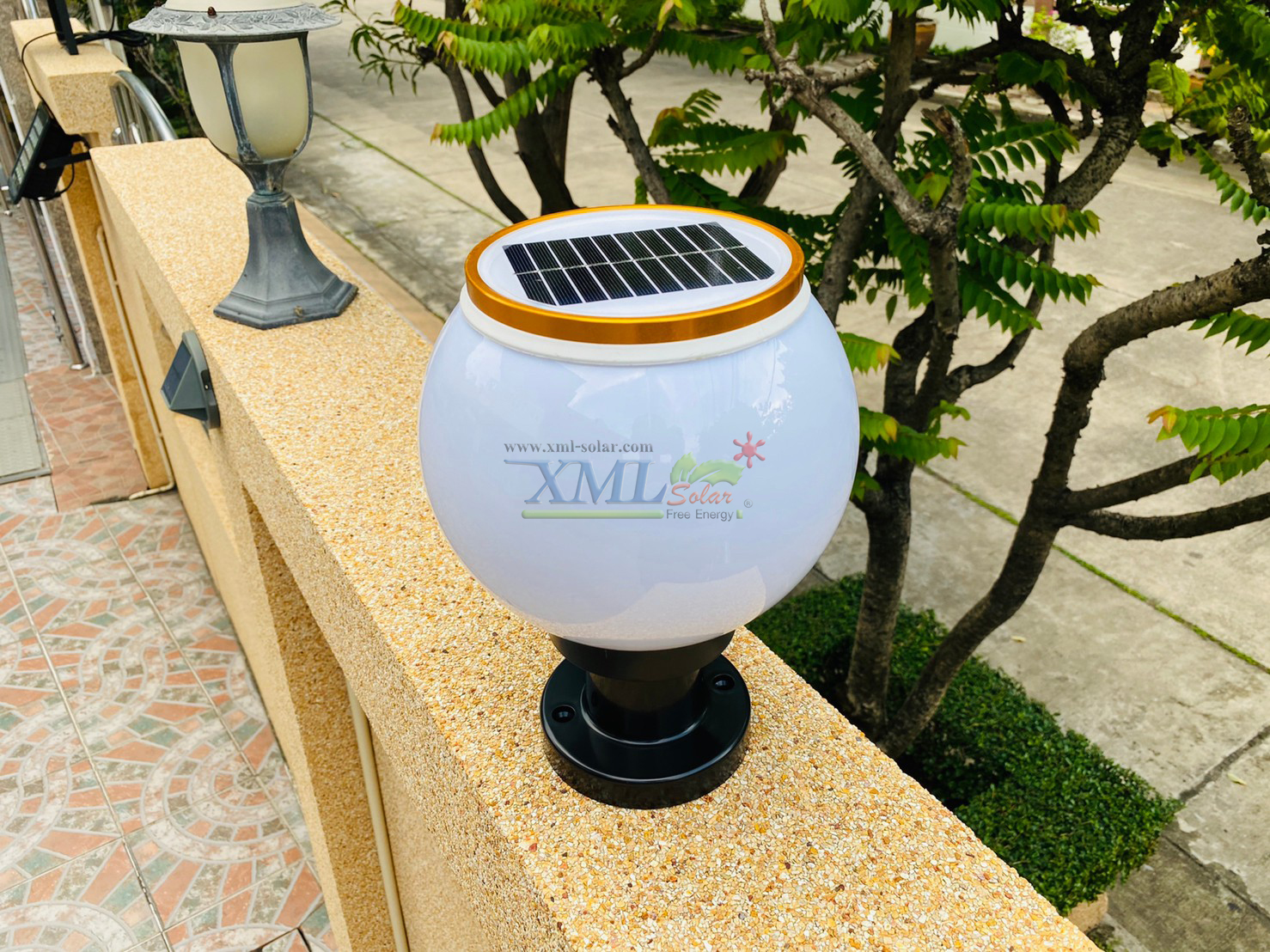 โคมไฟหัวเสาโซล่าเซลล์ + AC ทรงกลม (20 ซม.) รุ่นขอบทอง (เปิดได้ 2 แสง)(1 แถม 1)