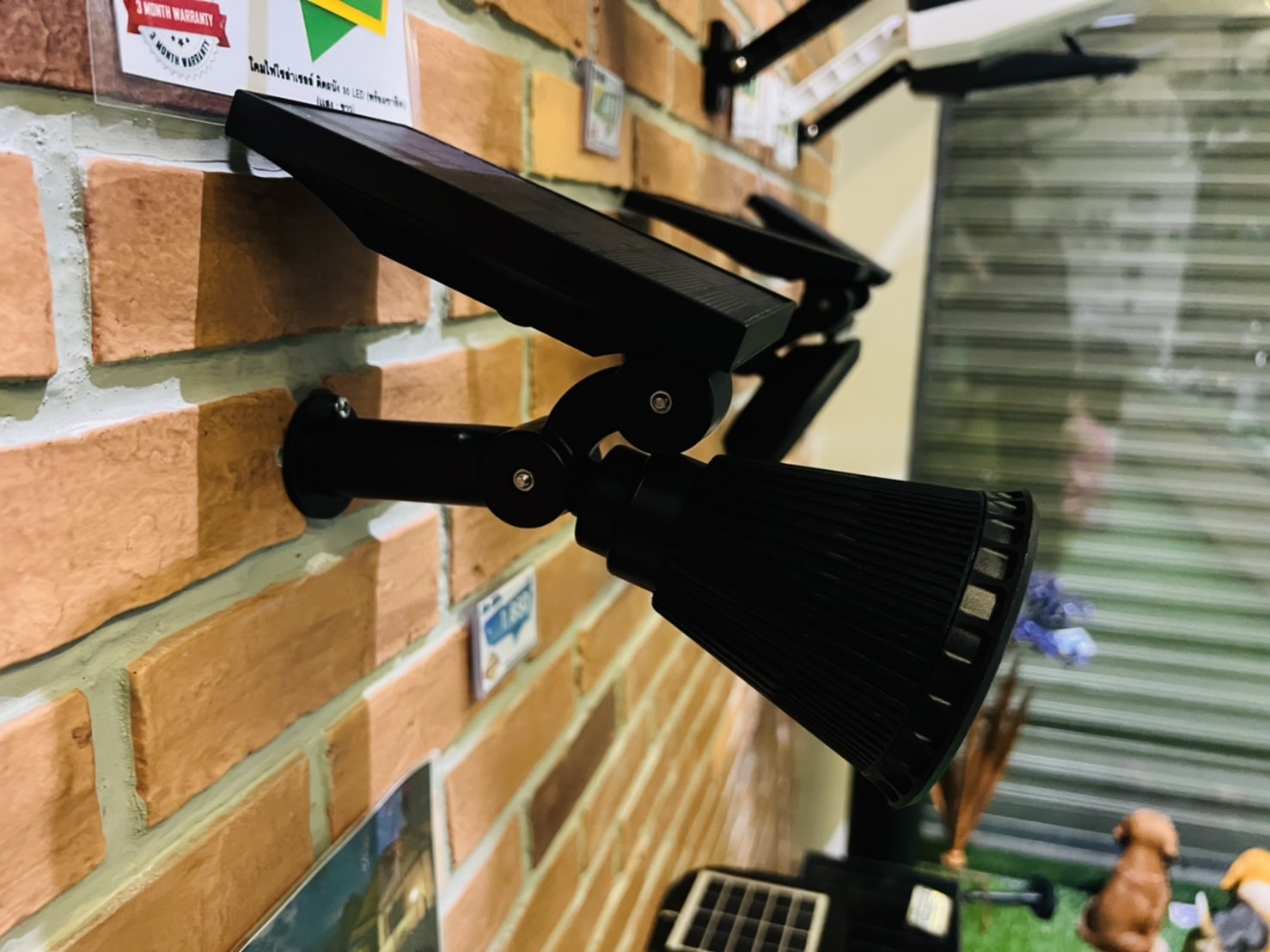 สปอร์ตไลท์ติดผนังโซล่าเซลล์ 7 LED(super bright) (เเสง : ขาว)