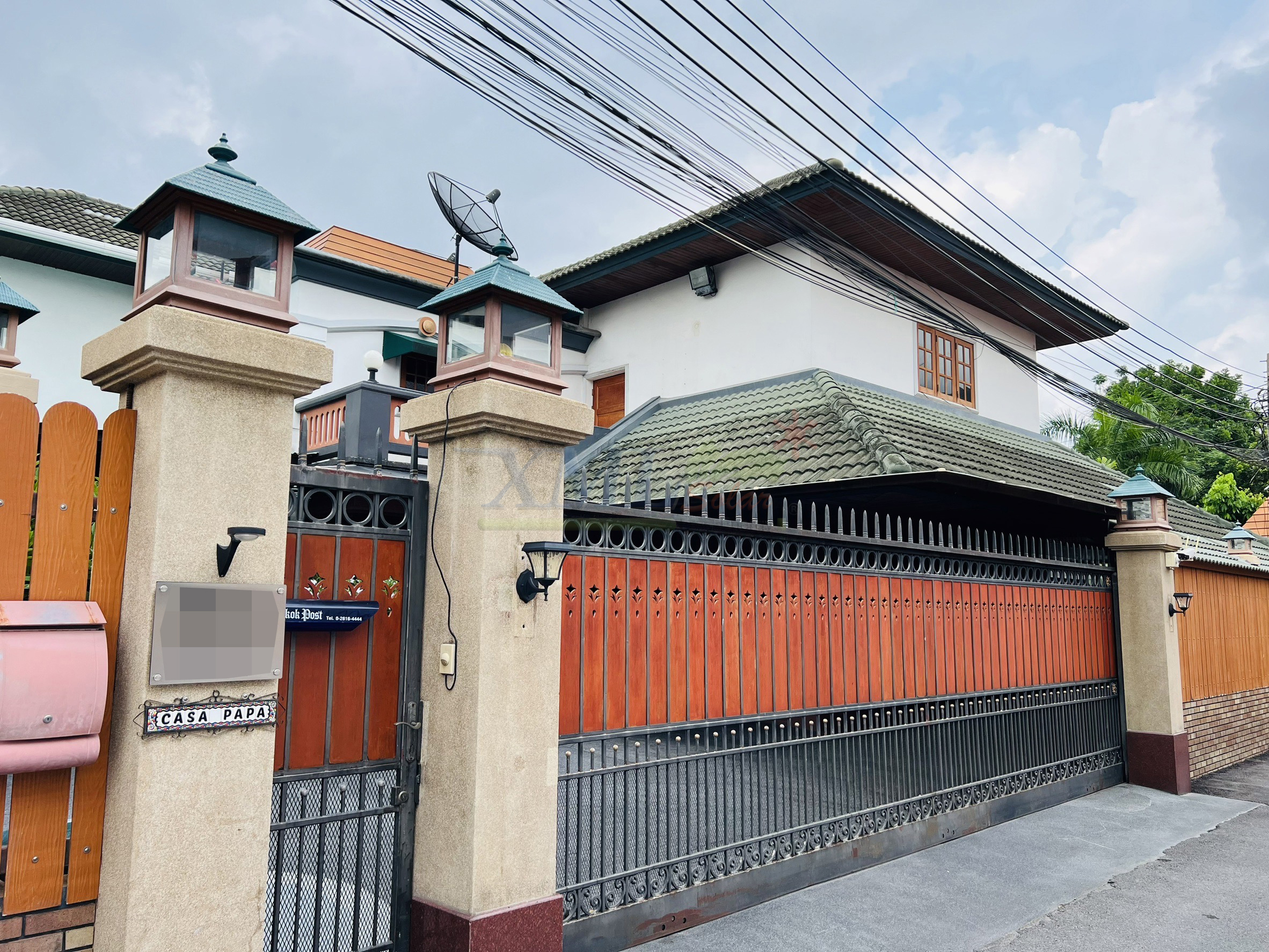 โคมไฟกิ่งโซล่าเซลล์ รุ่นใหม่ ทรงสี่เหลี่ยม ระบบสัมผัส (เเสง : เหลืองวอมไวท์)