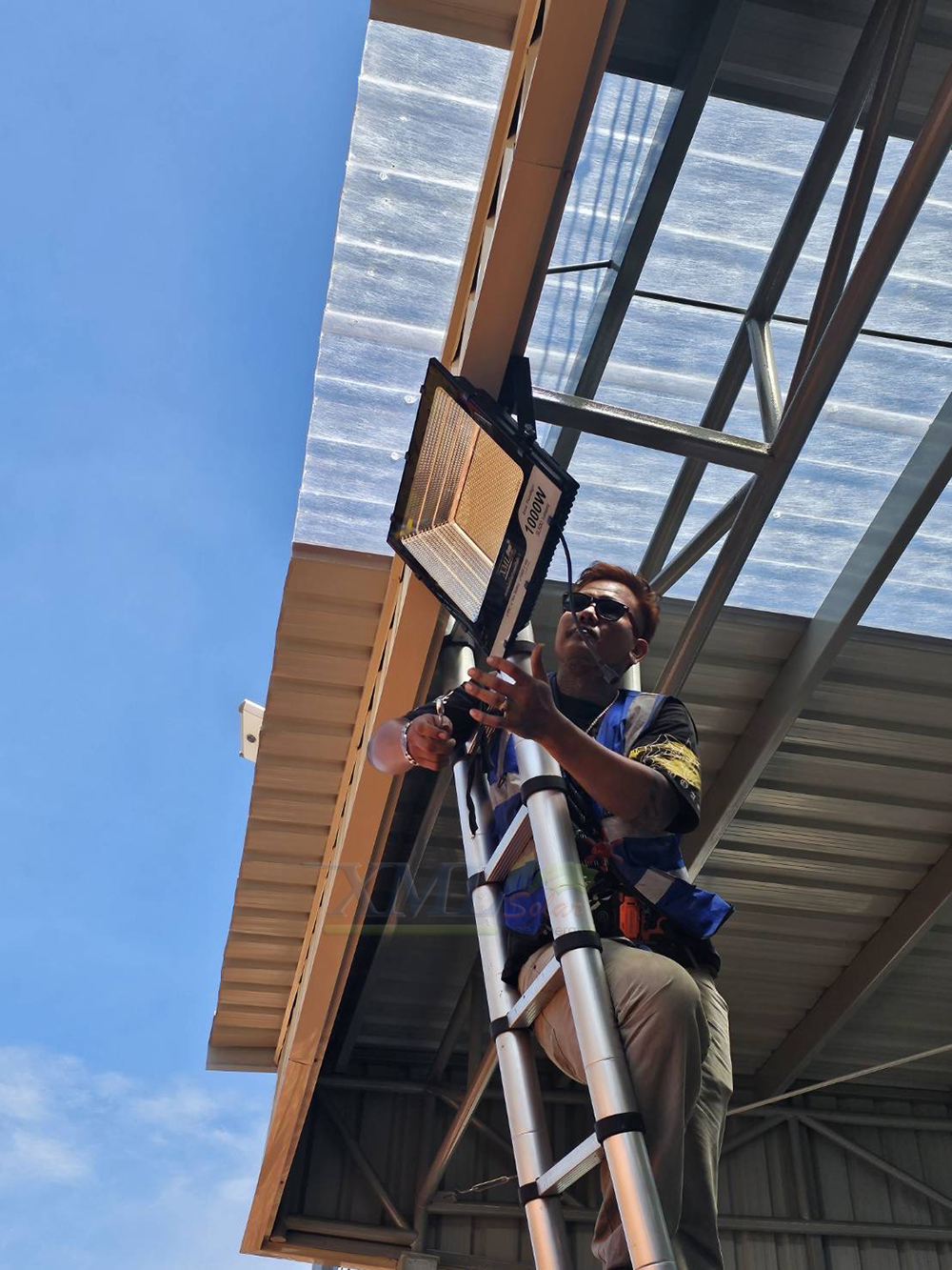 ไฟสปอตไลท์โซล่าเซลล์ 500 Watt กล่องสีน้ำตาล (เปิดได้ 3 แสง)