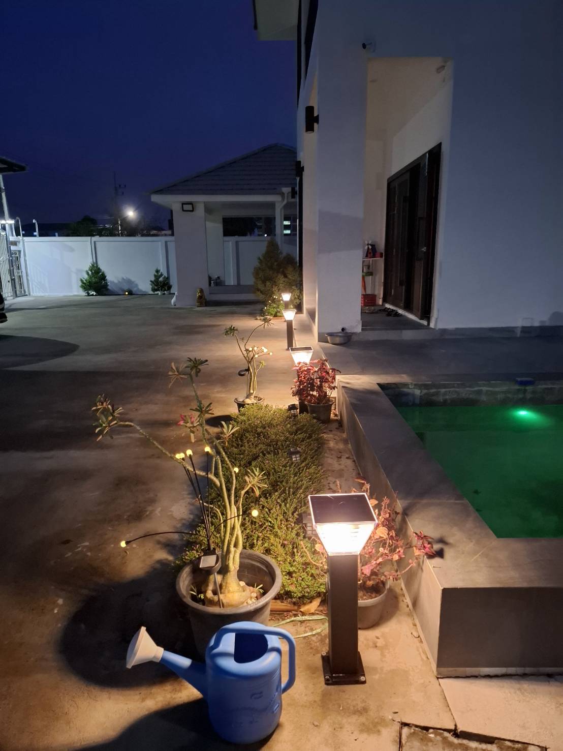 ไฟตั้งพื้นโซล่าเซลล์ ทรง พีระมิด สีดำ โคมใส (60 cm) (แสง : ขาว + เหลืองวอมไวท์)