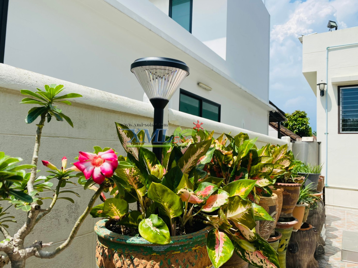 โคมไฟปักสนามโซล่าเซลล์ ทรงกรวย (แสง : เหลืองวอมไวท์)