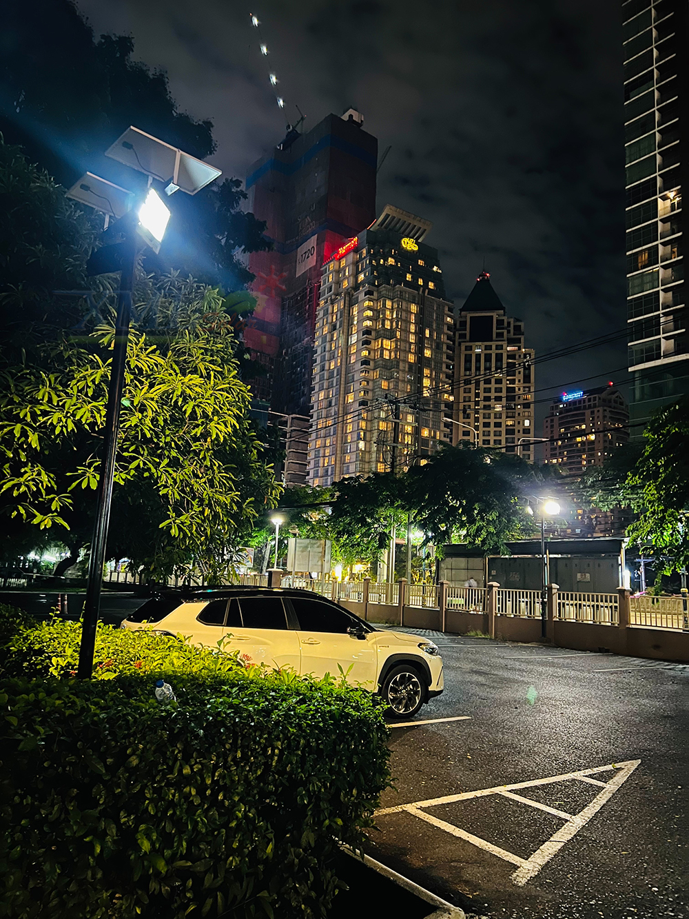 ไฟสปอตไลท์โซล่าเซลล์ 200 Watt กล่องสีน้ำตาล (เปิดได้ 3 แสง)