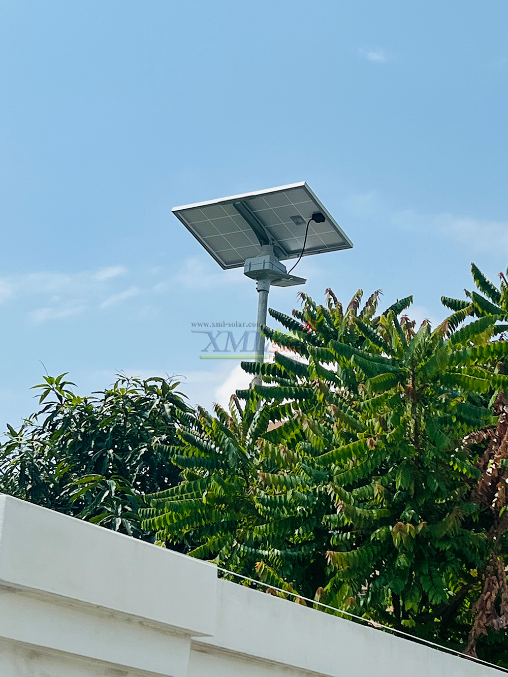 โคมไฟถนนโซล่าเซลล์อัจฉริยะ (รุ่น 9,000Lumens + แผง 100 W) (แสง : ขาว)