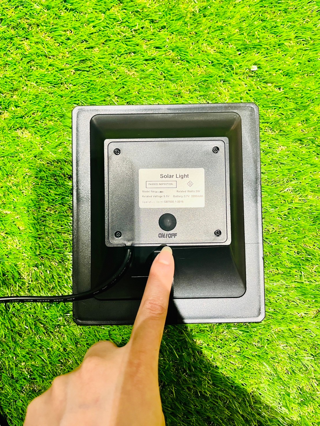 สปอร์ตไลท์ปักสนามโซล่าเซลล์ DC-11S รุ่น 4 หัว สาย 3 เมตร (หัวเล็ก)(แสง : เหลืองวอมไวท์)