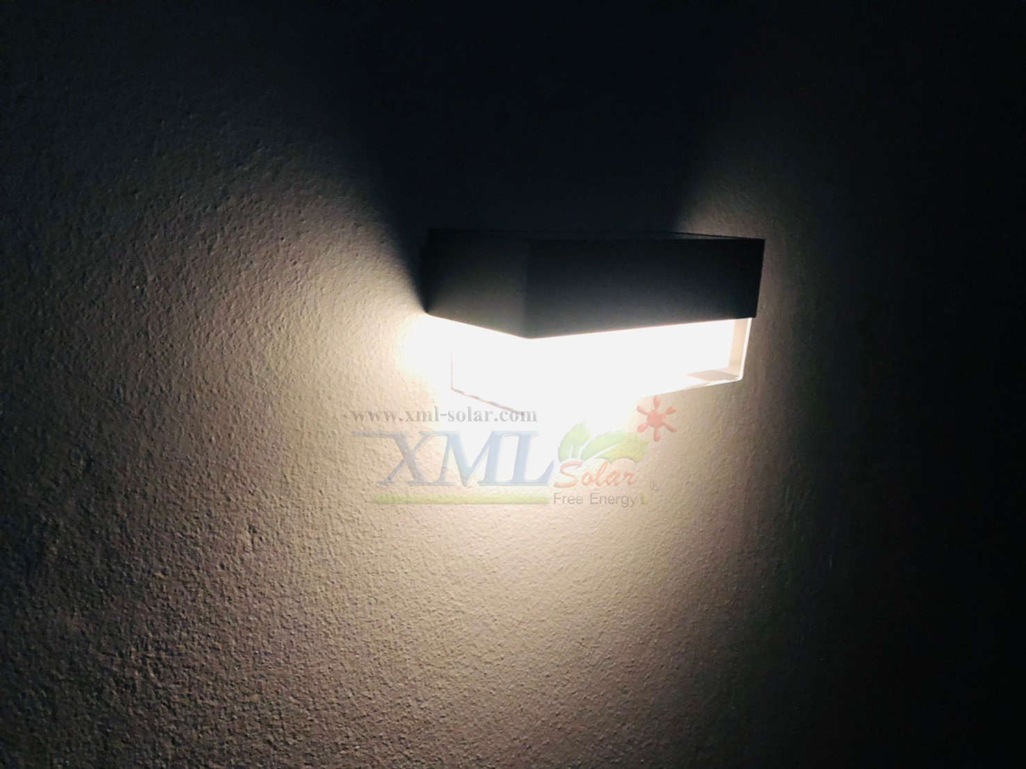 โคมไฟโซล่าเซลล์ ติดผนัง สไตล์มินิมอล รุ่น ทรงผืนผ้า (เปิดได้ 2 แสง)