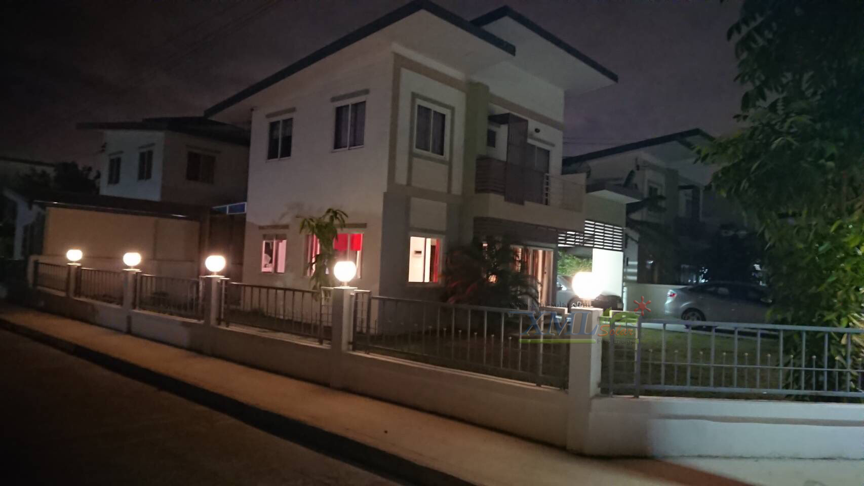 โคมไฟหัวเสาโซล่าเซลล์ ทรงกลมฐานสเเตนเลส (25 ซม.) + Remote (เปิดได้ 3 แสง)+AC