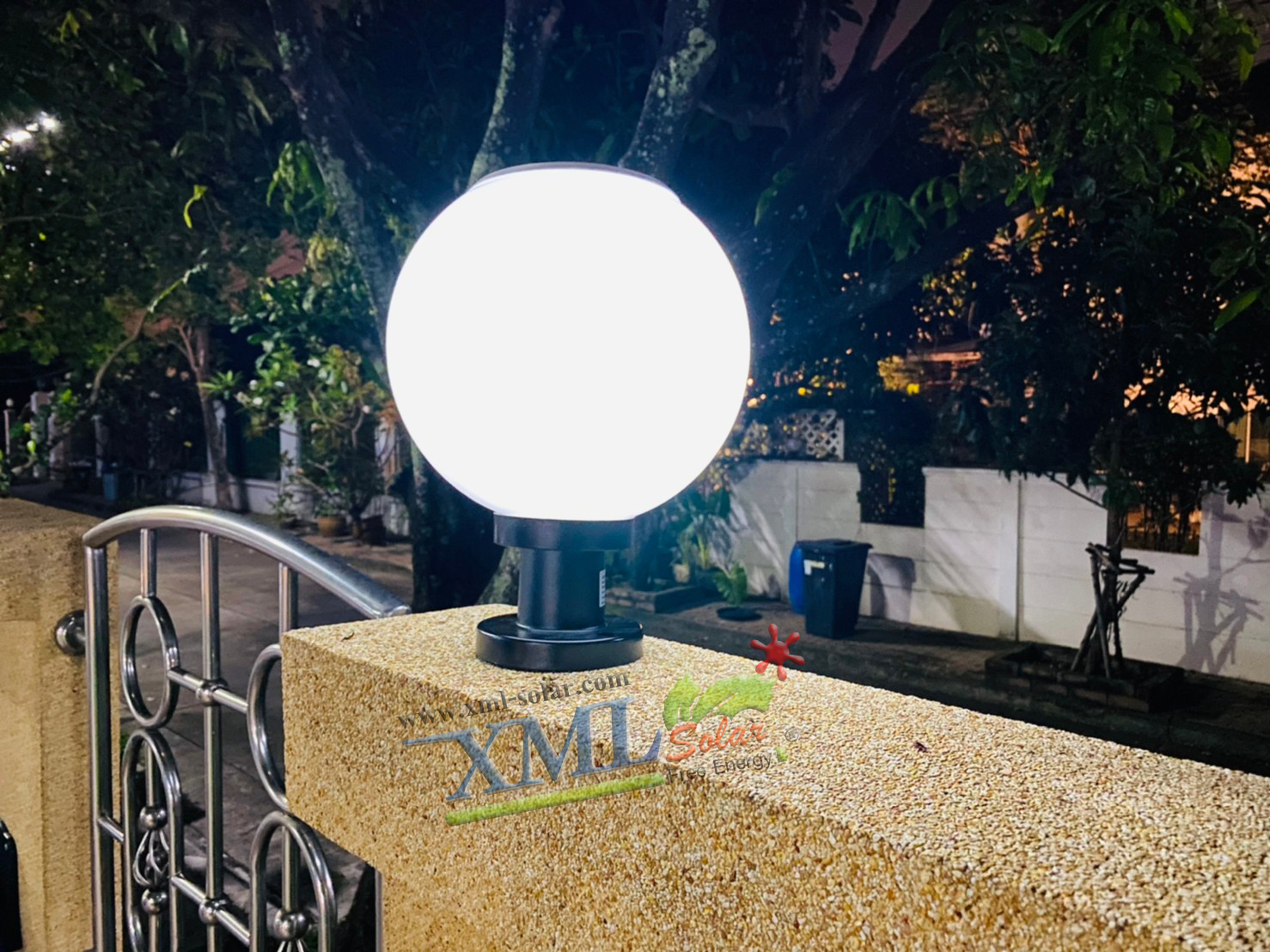 โคมไฟหัวเสาโซล่าเซลล์ ทรงกลมฐานดำ (25 ซม.) + Remote (เปิดได้ 3 แสง)+AC