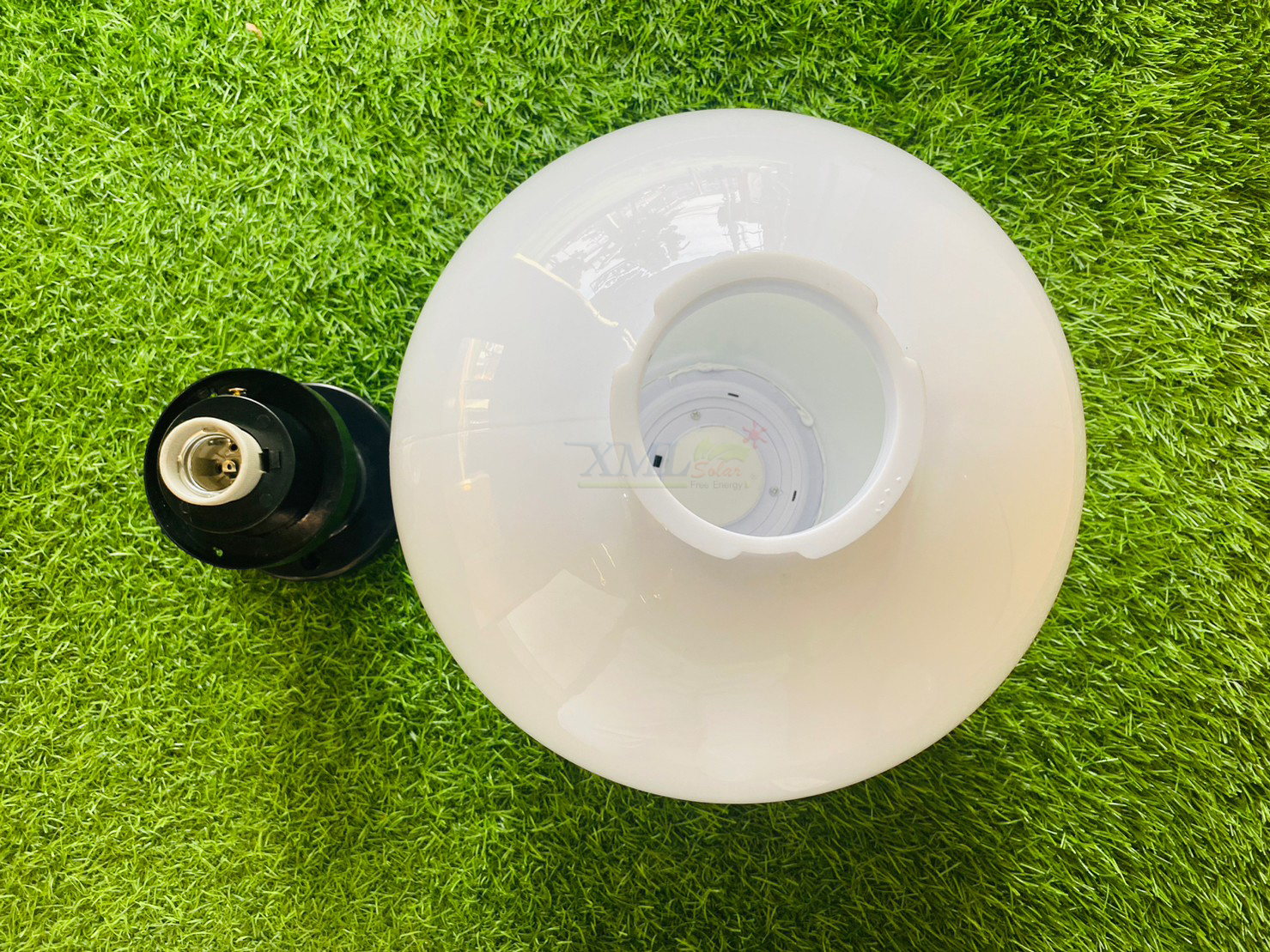 โคมไฟหัวเสาโซล่าเซลล์ ทรงกลมฐานดำ (30 ซม.) + Remote (เปิดได้ 3 แสง)+AC