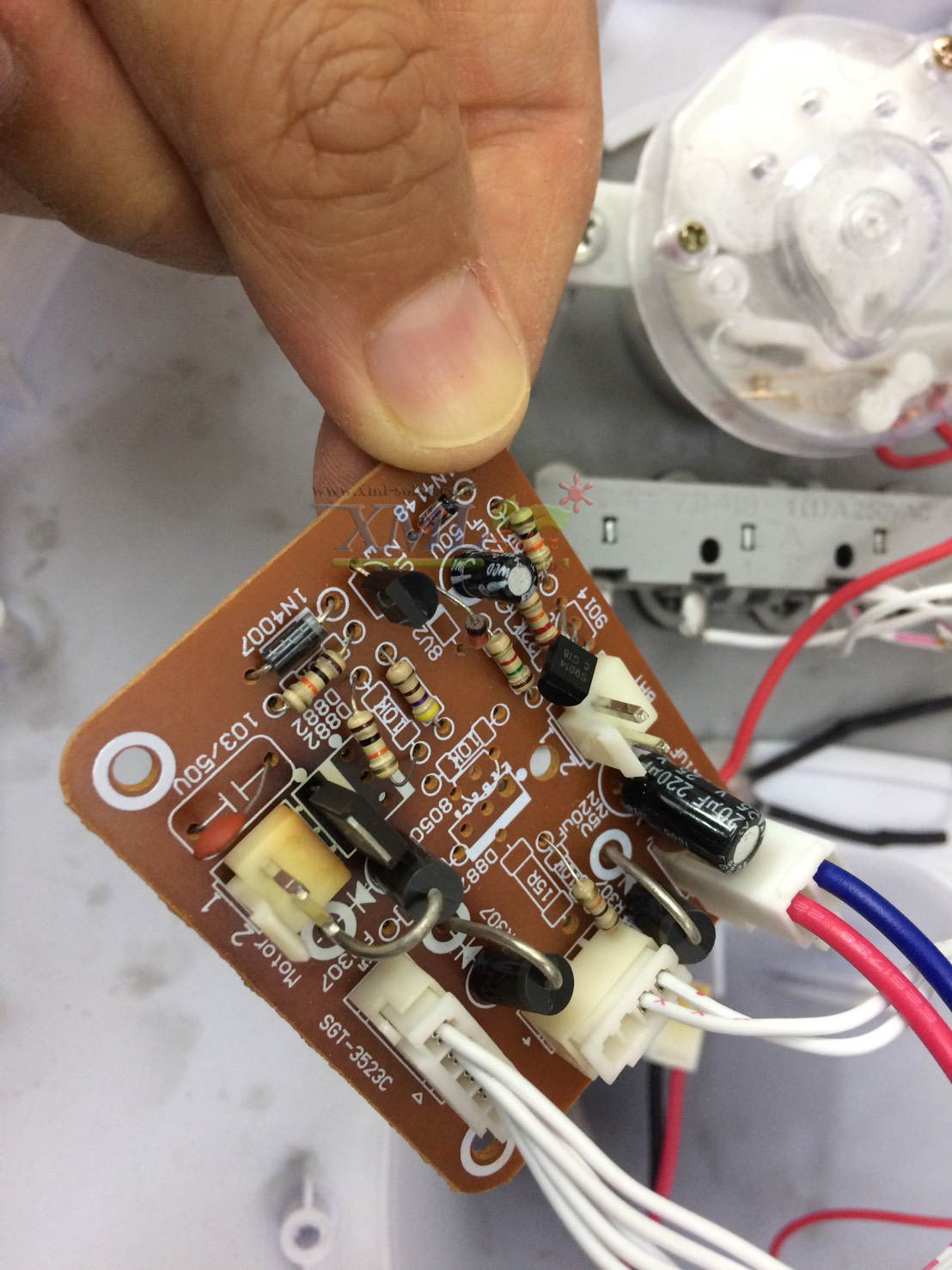 โคมไฟสนามโซล่าเซลล์ รุ่น solar bee (550 lm.) (แสง: ขาว)